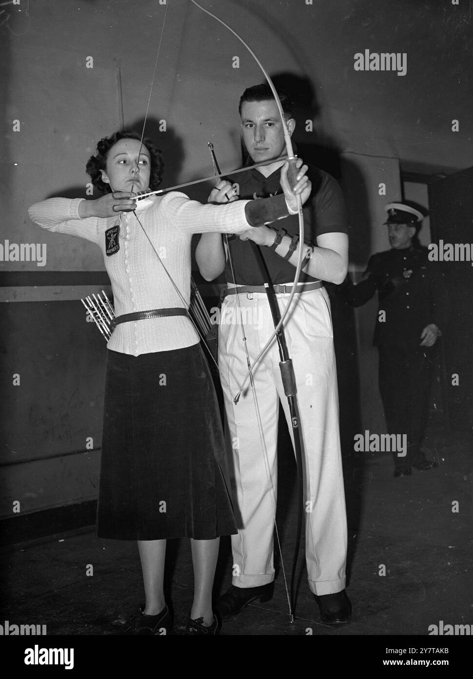 ERANO CUPIDI BERSAGLIO 4 maggio 1950 coppia che ha trovato Cupido bravo tiratore come loro stessi sono Miss Barbara Waterhouse, campionessa del mondo di tiro con l'arco femminile di 23 anni, e Jack Thompson, che presto annuncieranno il loro fidanzamento. La coppia, entrambe di Birmingham, viene fotografata al Festival of Sports di Earls Court, Londra, dove Barbara sta dando dimostrazioni con i fiocchi d'acciaio e le frecce che usa sempre. La coppia si incontrò quando a Thompson fu dato il compito di progettare nuovi archi in acciaio e frecce per l'esportazione, e formò un club nella fabbrica di Birmingham dove entrambi lavorano. Hanno imparato a sparare Foto Stock