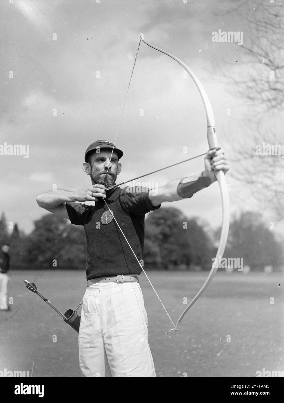 BEARDED BOWMAN 5 maggio 1950 Bearded bowman con una mira risoluta è il tenente comandante B MCC Smith di Weymouth, che gareggia nei campionati Southern Counties Archery, il primo evento principale dell'anno a St. Cross, Winchester. Foto Stock