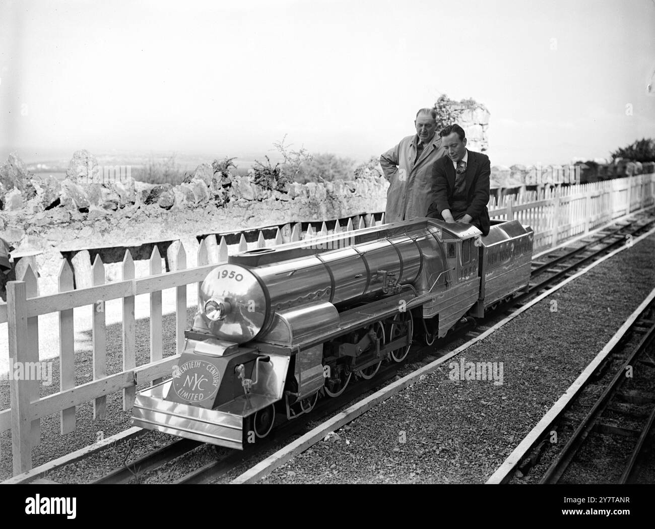 SNELLA MIDGET 8 maggio 1950 questa bellezza da 4000 sterline, la Silver Queen parte per un viaggio di prova prima di entrare in servizio estivo portando i visitatori in un tour panoramico del castello di Gwrych, Abergele, Galles del Nord. A supervisionare la corsa c'è il costruttore, il signor Ernest dove di sherwood, Nottinghamshire, e ai controlli c'è suo figlio, Kenneth. Mr dove aveva 64 anni, ha modellato la Silver Queen sull'ultimo aeroplano americano. Il modello è l'unico del suo genere al mondo. Può viaggiare a 38,7 miti all'ora, trasportando 70 passeggeri, pesa tre tonnellate, quindicimila di peso e. Foto Stock