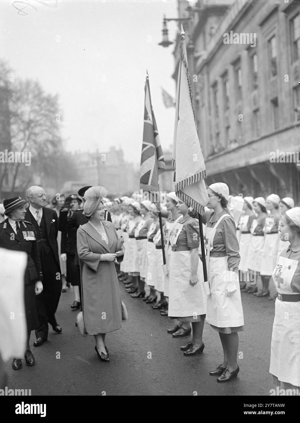 LA REGINA ISPEZIONA INFERMIERE DELLA CROCE ROSSA 8 maggio 1950 la regina ha visitato il quartier generale della British Red Cross Society a Grosvenor Crescent, Londra oggi (lunedì). La visita è stata effettuata in occasione dell'anniversario di Henri Dunant, fondatore della società. La foto mostra: La Regina che ispeziona le infermiere della Croce Rossa all'arrivo oggi al quartier generale. Foto Stock