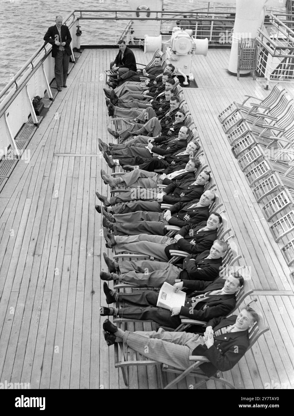 FOOTBALLERS TO AMERICA 2 maggio 1950 il Manchester United Football Club, destinato all'America per giocare 11 partite a New York, Toronto, Los Angeles, Fallo River, Massachusetts, e St Louis, qui, mentre si rilassano sulle sedie a sdraio a bordo della Cunard Liner, Queen Mary, prima di partire da Southampton. Sono, davanti a dietro: John Ball, Charlie Mitten, Jack Warner, Tommy Lowrie, Jimmy Delaney, Allenby Chilton, Brian Birch, Tommy McNulty, Johnny Carey, Henry Cockburn, Stan Pearson, Jack Crompton, Johnny Downie, Tommy Bogan, Sammy Lynn, W Crickmer e Jack Rowley. Foto Stock