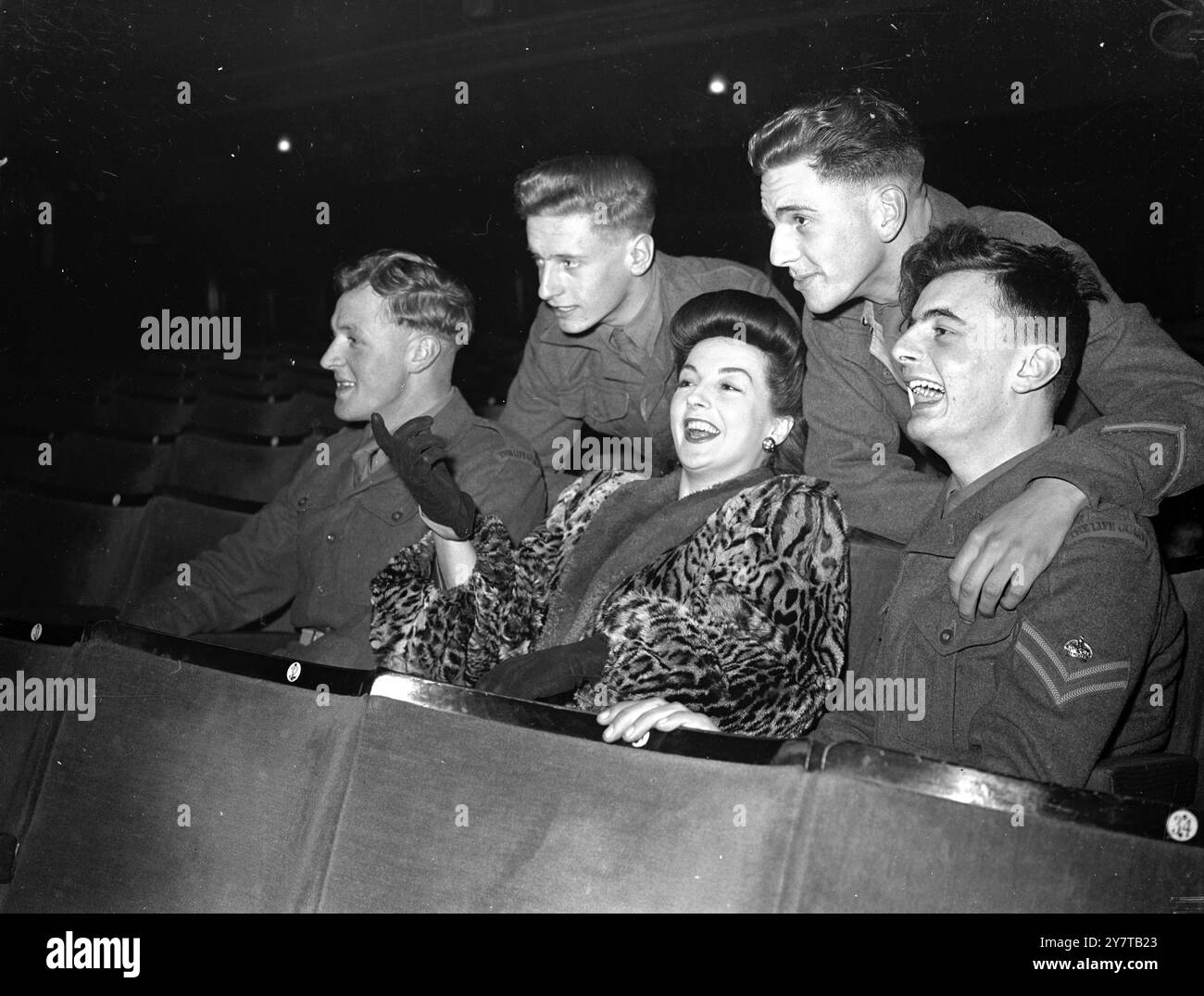 LIND SI LASCIA ANDARE il 27 aprile 1950 circondata da una scorta della Guardia vitale, la cantante Lind Joyce si appoggia al suo posto e si gode a fondo una prova dello spettacolo non ufficiale Command Performance al teatro Victoria Palace di Londra, questa mattina (giovedì). Con lei, di fronte, ci sono il Trooper Lucky Greenwell di Corby (a sinistra) e il caporale David Grant (Croydon). In background, il musicista Johnny Rudge di Gloucester (a sinistra) e il musicista Bill Warne (Brighton). Lo spettacolo sarà messo in scena a Windsor prima di una festa data dalle guardie a vita per il re, la regina e la principessa Margaret domani. Foto Stock