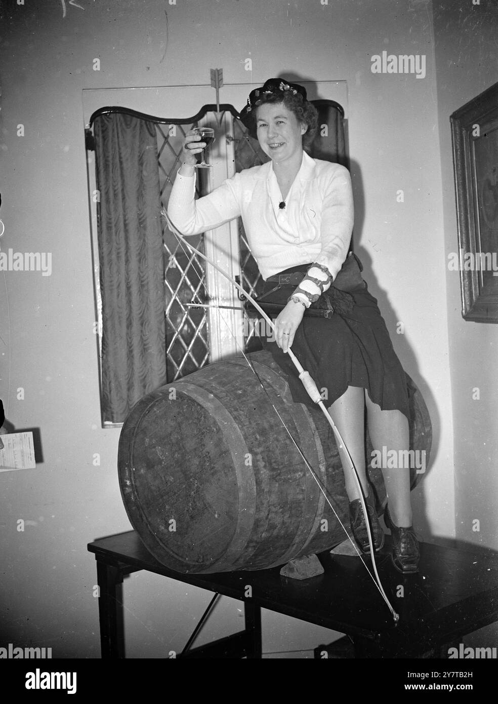 BOW BELLE AND BARREL - 29 aprile 1950 - - Londra era triste fuori, ma nell'edificio della Royal Toxophilite Society ad Albion Gate W, tutti erano felici. - Quasi un anno dopo la loro vittoria, nove arcieri britannici hanno finalmente ricevuto la botte di vino che hanno vinto al St Emilion Wine Festival di Bordeaux. Le difficoltà doganali hanno trattenuto la botte originale di claret da 38 galloni, quando finalmente è arrivata era vuota. - Il sostituto e' stato presentato ufficialmente oggi. Foto Stock