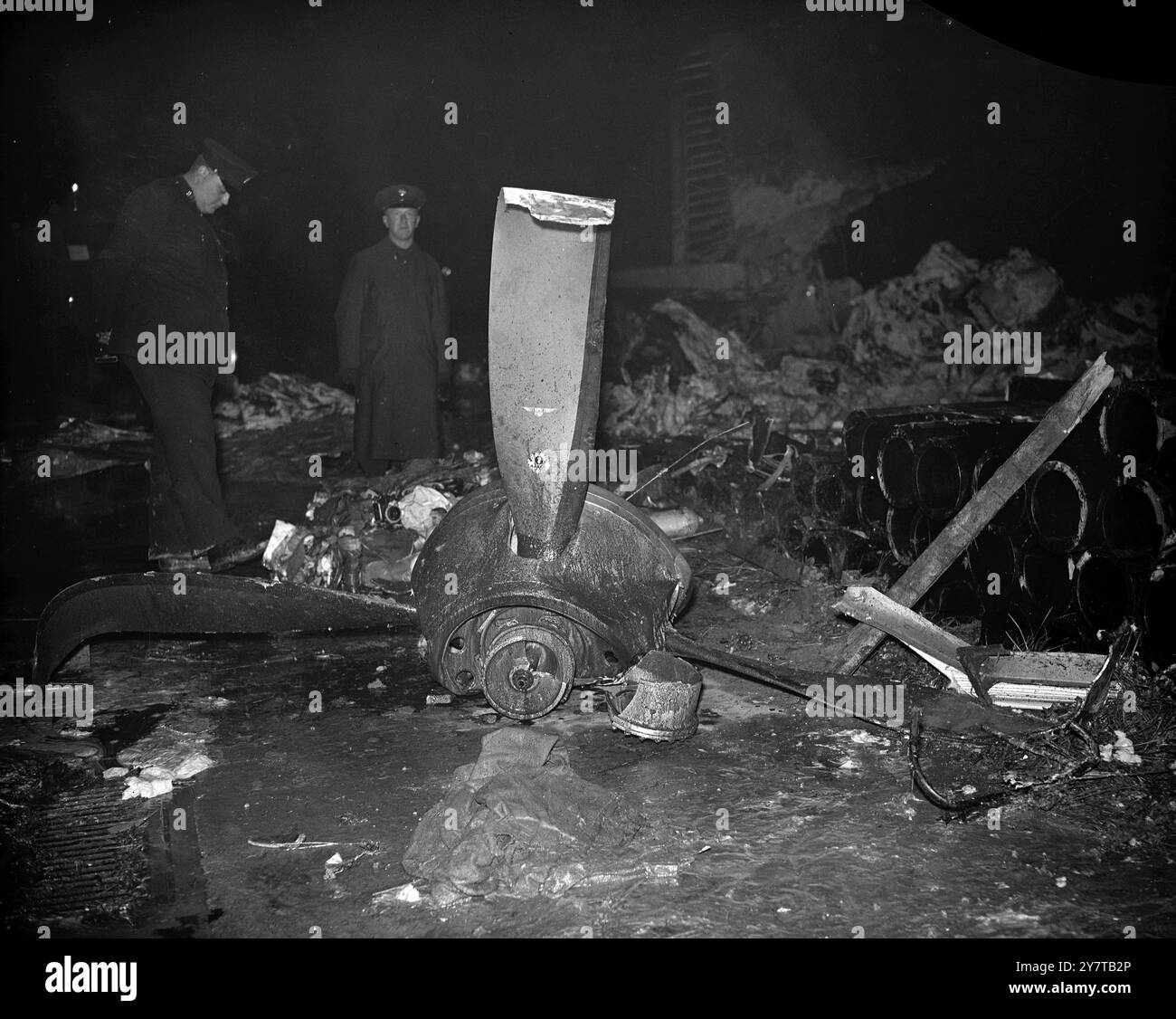 29 MORTI SEGNALATI IN UN INCIDENTE della B.E.A. ALL'AEROPORTO DI LONDRA NEBBIA ventinove dei trentuno occupanti sono morti in un aereo della B.E.A. Viking che si è schiantato in una fitta nebbia quando atterra all'aeroporto di Londra da Parigi stasera. Due sopravvissuti, uno inteso come hostess, sono stati portati in ospedale. L'aereo, che trasportava passeggeri su uno dei voli economici della compagnia da 10 sterline da Parigi, sembra aver superato la pista. Si dice che si sia schiantato in una pila di tubi di ferro e che sia scoppiato in fiamme. I vigili del fuoco e i soccorritori si sono fatti strada attraverso il campo d'aviazione collegato alla nebbia fino al relitto, sca Foto Stock