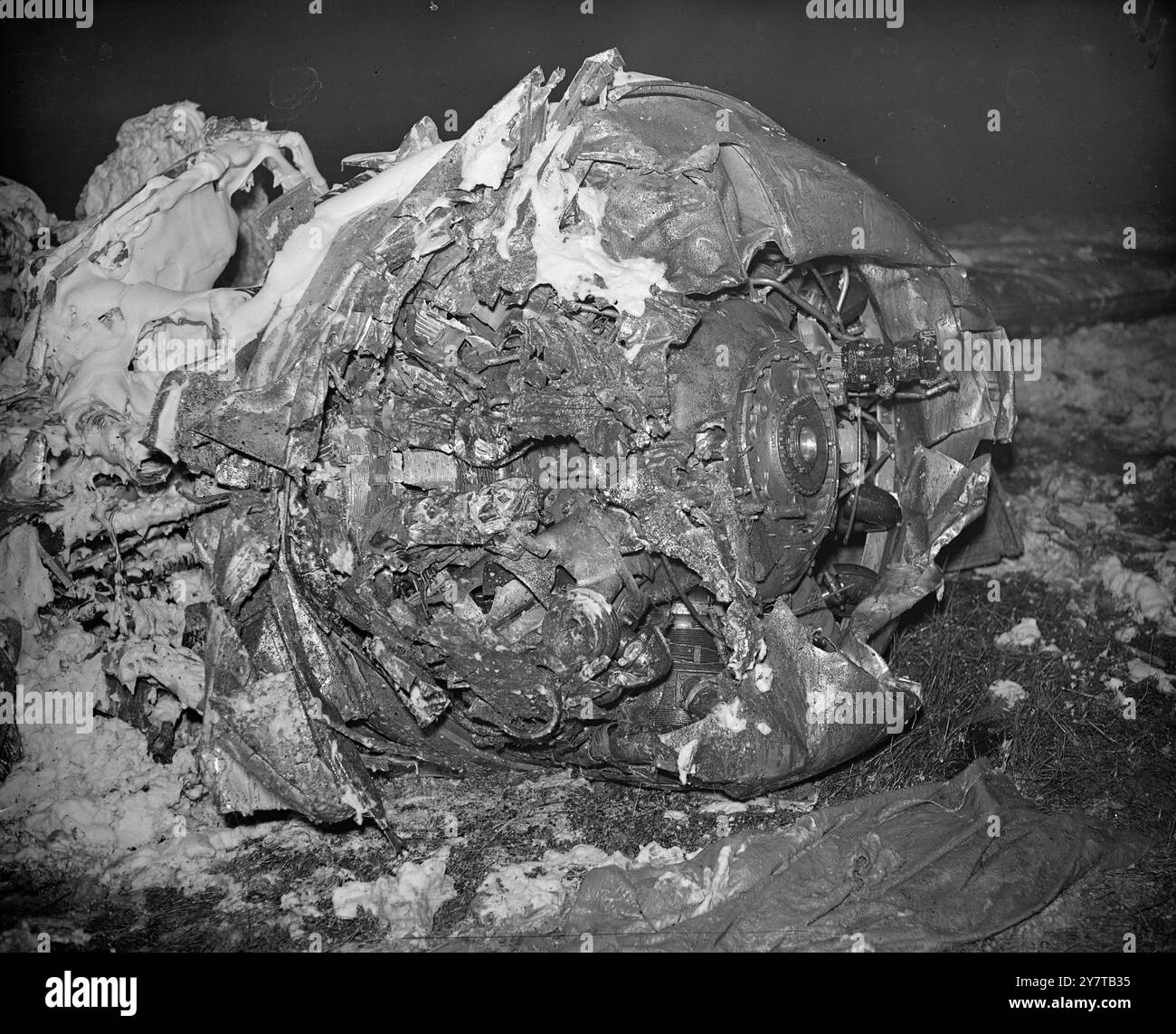 29 MORTI SEGNALATI IN UN INCIDENTE della B.E.A. ALL'AEROPORTO DI LONDRA NEBBIA ventinove dei trentuno occupanti sono morti in un aereo della B.E.A. Viking che si è schiantato in una fitta nebbia quando atterra all'aeroporto di Londra da Parigi stasera. Due sopravvissuti, uno inteso come hostess, sono stati portati in ospedale. L'aereo, che trasportava passeggeri su uno dei voli economici della compagnia da 10 sterline da Parigi, sembra aver superato la pista. Si dice che si sia schiantato in una pila di tubi di ferro e che sia scoppiato in fiamme. I vigili del fuoco e i soccorritori si sono fatti strada attraverso il campo d'aviazione collegato alla nebbia fino al relitto, sca Foto Stock