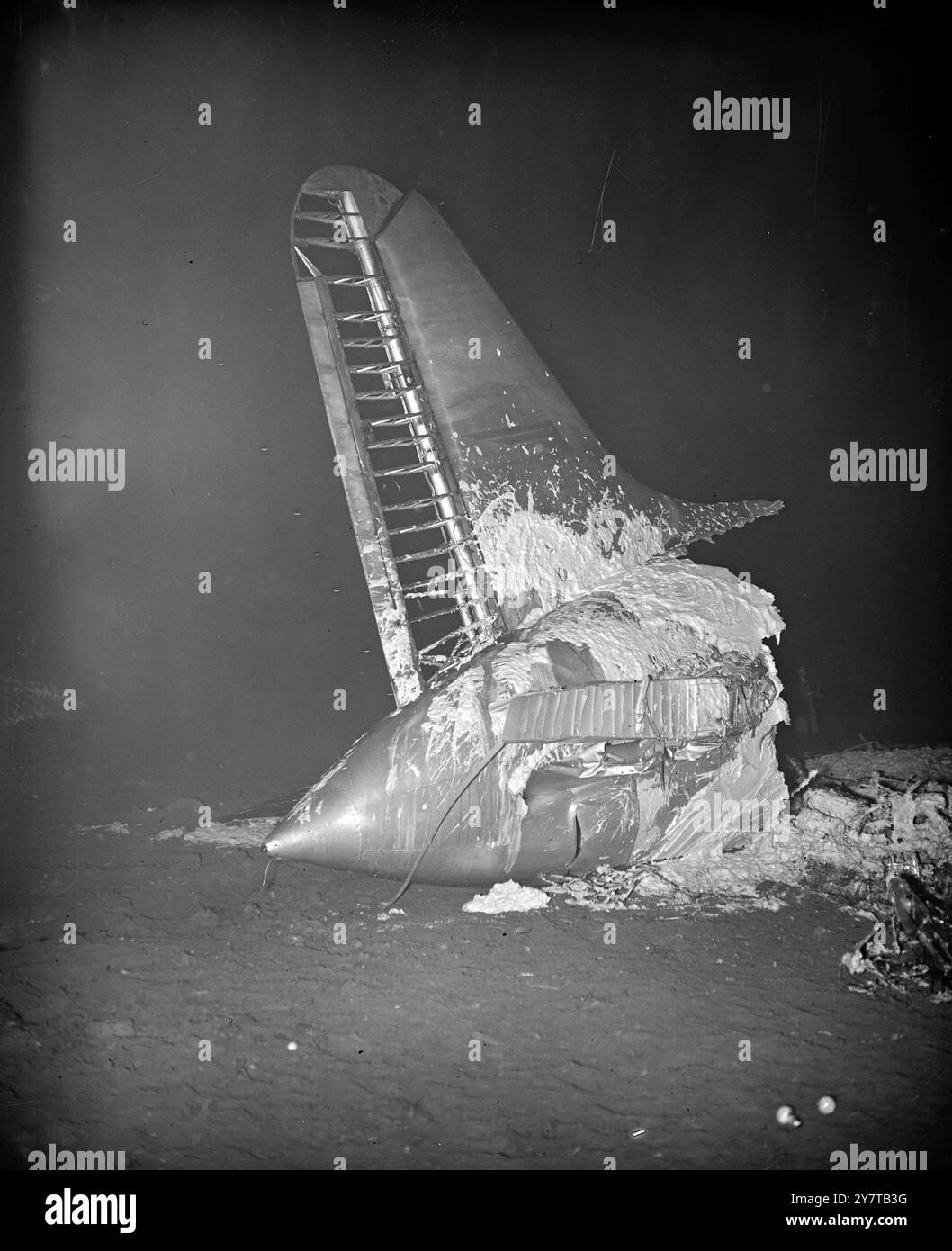 29 MORTI SEGNALATI IN UN INCIDENTE della B.E.A. ALL'AEROPORTO DI LONDRA NEBBIA ventinove dei trentuno occupanti sono morti in un aereo della B.E.A. Viking che si è schiantato in una fitta nebbia quando atterra all'aeroporto di Londra da Parigi stasera. Due sopravvissuti, uno inteso come hostess, sono stati portati in ospedale. L'aereo, che trasportava passeggeri su uno dei voli economici della compagnia da 10 sterline da Parigi, sembra aver superato la pista. Si dice che si sia schiantato in una pila di tubi di ferro e che sia scoppiato in fiamme. I vigili del fuoco e i soccorritori si sono fatti strada attraverso il campo d'aviazione collegato alla nebbia fino al relitto, sca Foto Stock