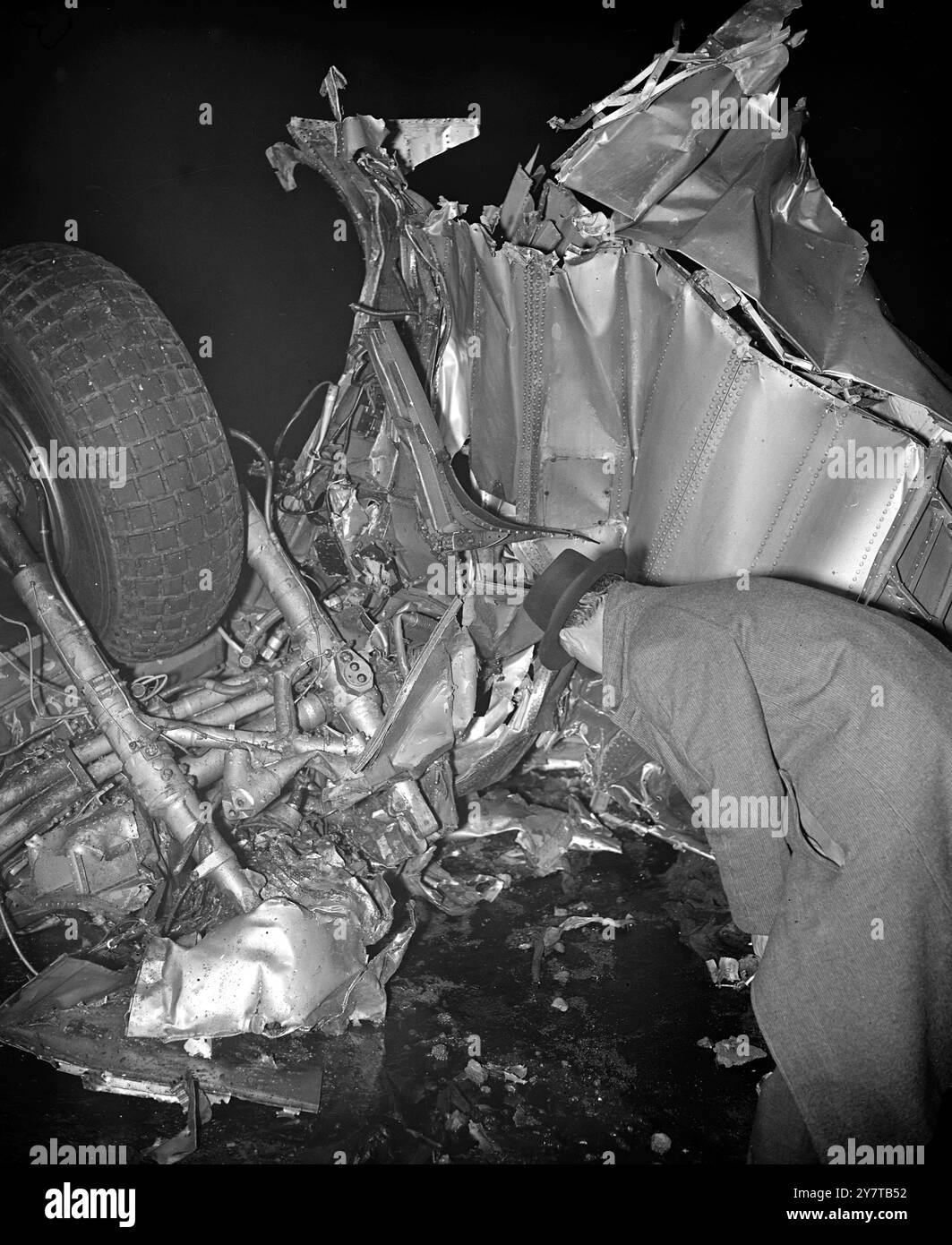 29 MORTI SEGNALATI IN UN INCIDENTE della B.E.A. ALL'AEROPORTO DI LONDRA NEBBIA ventinove dei trentuno occupanti sono morti in un aereo della B.E.A. Viking che si è schiantato in una fitta nebbia quando atterra all'aeroporto di Londra da Parigi stasera. Due sopravvissuti, uno inteso come hostess, sono stati portati in ospedale. L'aereo, che trasportava passeggeri su uno dei voli economici della compagnia da 10 sterline da Parigi, sembra aver superato la pista. Si dice che si sia schiantato in una pila di tubi di ferro e che sia scoppiato in fiamme. I vigili del fuoco e i soccorritori si sono fatti strada attraverso il campo d'aviazione collegato alla nebbia fino al relitto, sca Foto Stock