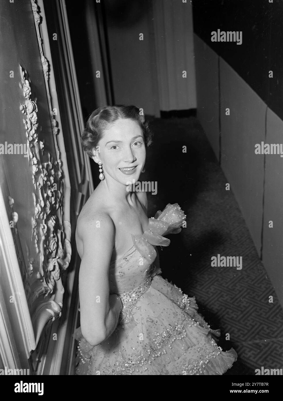ABITO DA TOP IN MOSTRA A DIOR OGGI 25 aprile 1950 le modelle di Parigi hanno i riflettori sulla moda a Londra, mentre il famoso stilista francese Christian Dior presenta la sua collezione estiva in due sfilate di moda al Savoy Hotel oggi (martedì). Questa è la sua prima mostra a Londra, e Mons. Dior ha volato con i suoi manichini da Parigi per l'occasione. Tutte le mode sono in tessuti britannici. Cinquecento persone pagano due sterline e due scellini ciascuno per vedere gli stili, e il ricavato per aiutare a finanziare un Museo del Costume a Londra. L'immagine mostra: Manequino sorridente con l'abito più costoso della Dion fash Foto Stock