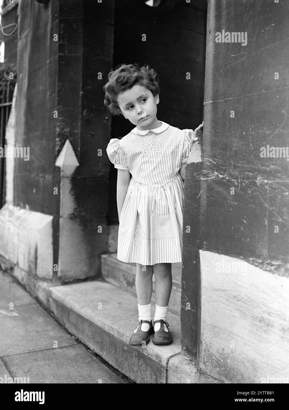 MODA PER QUATTRO ANNI 16 maggio 1950 Carol Ash di quattro anni indossa questo affascinante camice per bambini in tricelene verde in una sfilata di moda per bambini a Windsor. Foto Stock