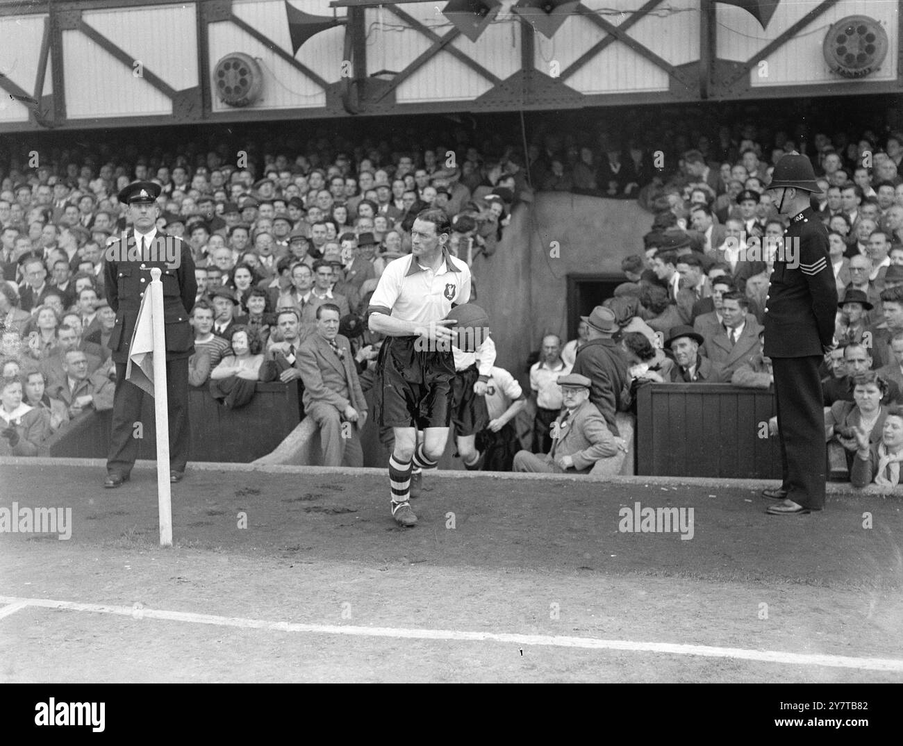 IL LEADER FINALE DELLA LIVERPOOLS CUP 26 aprile 1950 Philip Taylor (nella foto) si metterà in campo sabato 29 aprile all'Empire Stadium di Wembley, Londra, come capitano della prima squadra del Liverpool F C a prendere parte a una finale della Football Association Cup a Wembley. Si vede indossare i colori Wembley di Liverpoool, camicia bianca con colletto rosso, polsini e pantaloncini neri. Taylor, che gioca nel ruolo di metà destra, ha capitanato la squadra inglese degli scolari nel 1932 come metà centrale. Si unì al Liverpool come "Inside right" dai Bristol Rovers nel marzo 1936 ed è ora considerato uno dei più stilisti Foto Stock