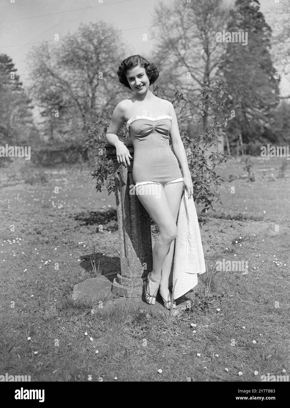 BORDER BATHING 12 maggio 1950 in lastex verde giada e rifinito con l'impetuoso bianco, questo nuovo costume da bagno monopezzo indossato dall'attrice cinematografica Zena Marshall è stato progettato per lei dall'ex ingegnere maggiore H du Cros. Miss Marshall è protagonista di Dark Interval, una produzione di oggi realizzata al Cranbourne Hall, un country club convertito vicino a Windsor. Foto Stock