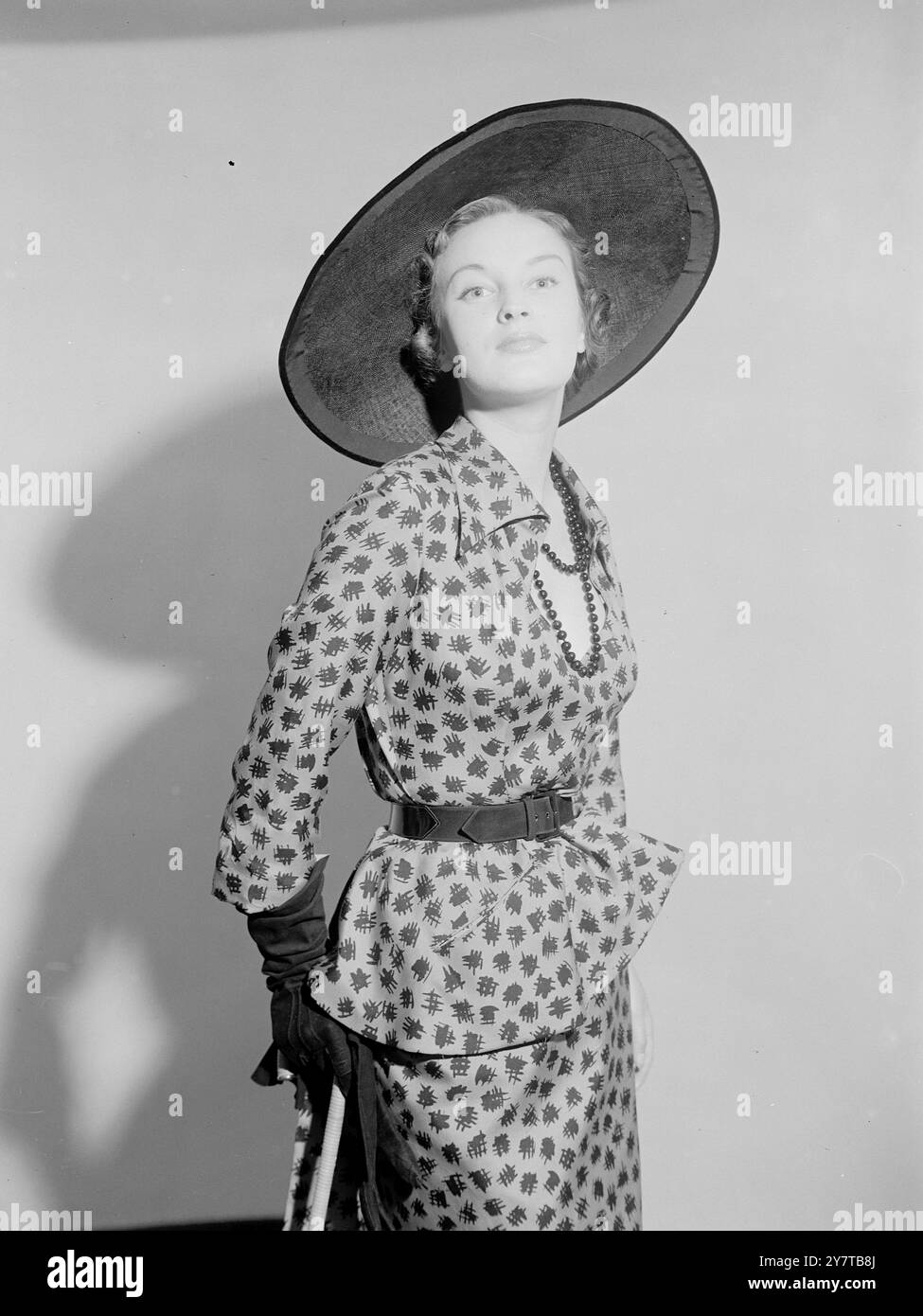 LA SETA BLU DI DIOR AL SAVOY 25 aprile 1950 le modelle di Parigi sono al centro della moda a Londra, mentre il famoso stilista francese Christian Dior presenta la sua collezione estiva in due sfilate di moda al Savoy Hotel oggi (martedì). Questa è la prima mostra di Londra. Dior ha volato con i suoi manichini da Parigi per l'occasione. Tutte le mode sono in tessuti britannici. Cinquecento persone pagano due sterline e due scellini ciascuno per vedere gli stili, e il ricavato va ad aiutare a fondare un Museo del Costume a Londra. Spettacoli fotografici: Una delle modelle Dior alla sfilata di moda del Savoy Hotel Toda Foto Stock