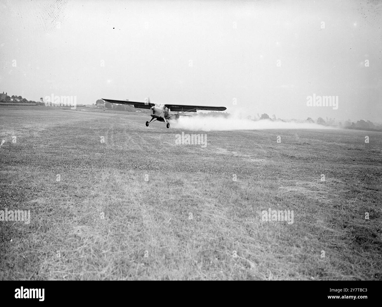 IL BUG AEREO BATTE il BUG DI TERRA 22 aprile 1950 lasciando dietro una scia di morte a pericolosi parassiti agricoli, un piccolo aereo Auster, uno dei più piccoli aerei del mondo, naviga attraverso un campo a Rearsby, Leicester. L'Auster è il pioniere degli aerei britannici ad ala fissa nella irrorazione delle colture e nella fertilizzazione dall'aria, un campo in cui gli agricoltori di questo paese finora hanno dovuto dipendere da elicotteri o attrezzature a terra. Gli agricoltori australiani e neozelandesi stanno già usando questi aerei per combattere i parassiti delle colture. Foto Stock