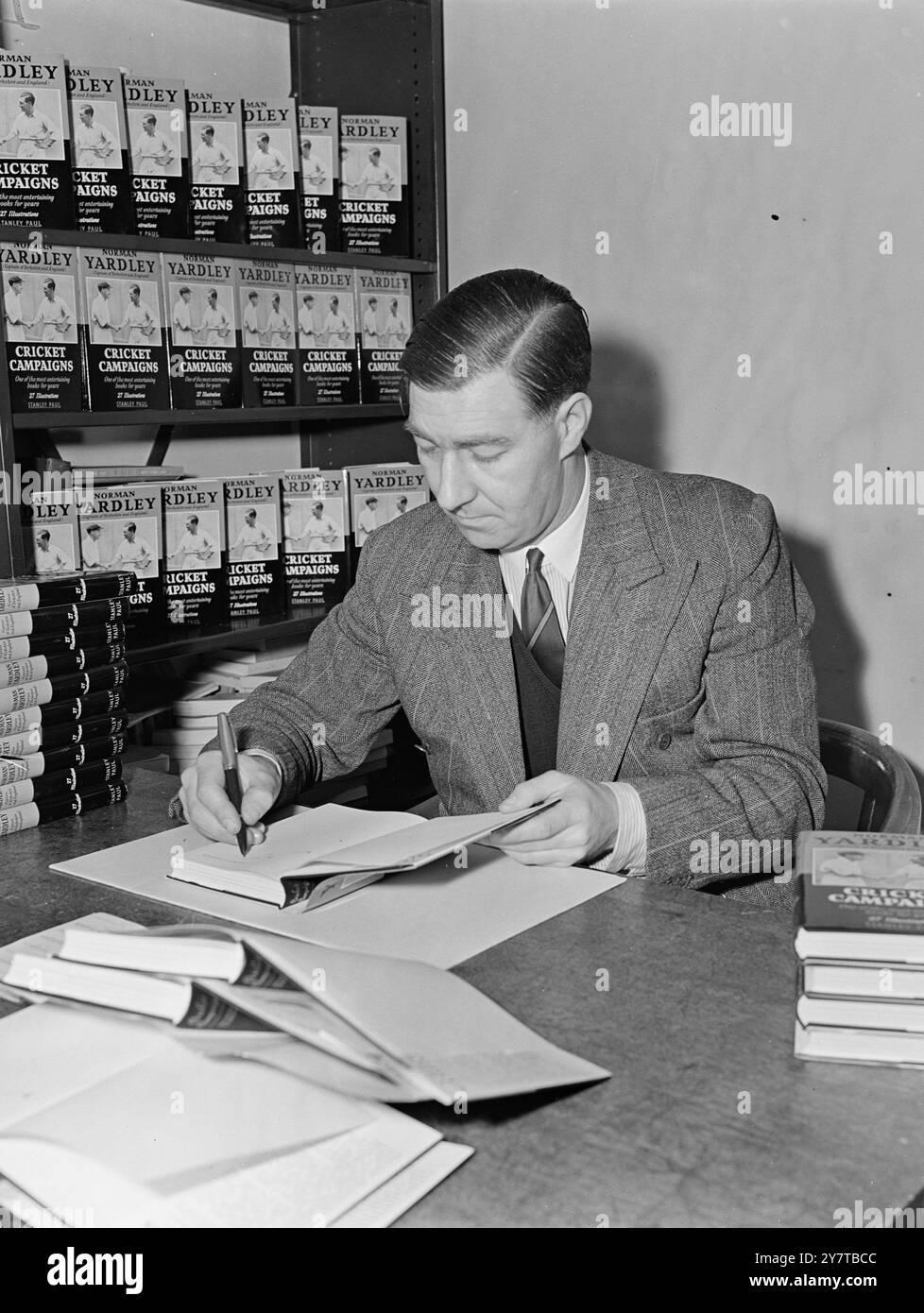 AUTORE DI CRICKETER FIRMA IL LIBRO 19 aprile 1950 Norman Yardley , Yorkshire cricketer ed ex capitano inglese, autografa copie del suo nuovo libro, Cricket Campaigns, presso gli editori (Hutchinsons), Stratford Place, Londra, oggi (mercoledì) Foto Stock
