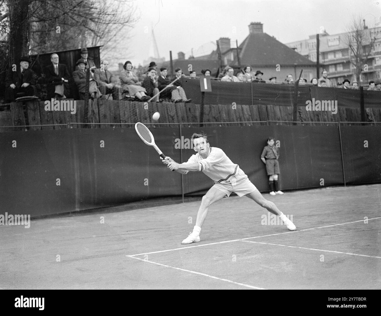 ACE A DOPPIA MANO 19 aprile 1950 Geoffrey Brown, asso del tennis australiano di prim'ordine, entra in azione con una doppia mano in anticipo nei campionati aperti del Cumberland Club, Alvanley Gardens, Hapstead, Londra oggi (mercoledì). Sconfisse il suo avversario, N Kotovitz, The Cambridge Blue, 9-7 e 6-2. Con Brown in Inghilterra c'è sua moglie, Veronica, ex studente di legge della Melbourne University, che ha sposato in Australia tre settimane fa. Foto Stock