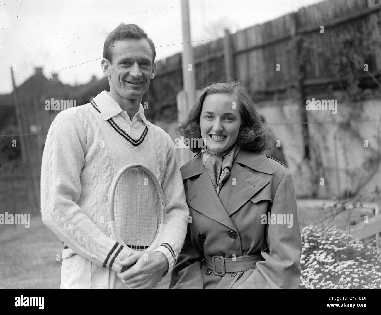 AUSTRALIAN ACE IN LONDON COMPETITION 19 aprile 1950 Geoffrey Brown, uno dei tennisti australiani, è a Londra oggi (mercoledì) per partecipare ai campionati aperti del Cumberland Club, Alvanley Gardens, Hampstead. Vinse le sue prime battaglie contro N Kotovitz, il blu di Cambridge, 9-7 e 6-2. Con Brown in Inghilterra c'è sua moglie, Veronica, un ex studente di legge della Melbourne University, che ha sposato tre settimane fa in Australia. È anche una tennista, ma ha rinunciato ai tornei di tennis. Geoffrey Brown e sua moglie Veronica, al Cumberland Tennis Clu Foto Stock