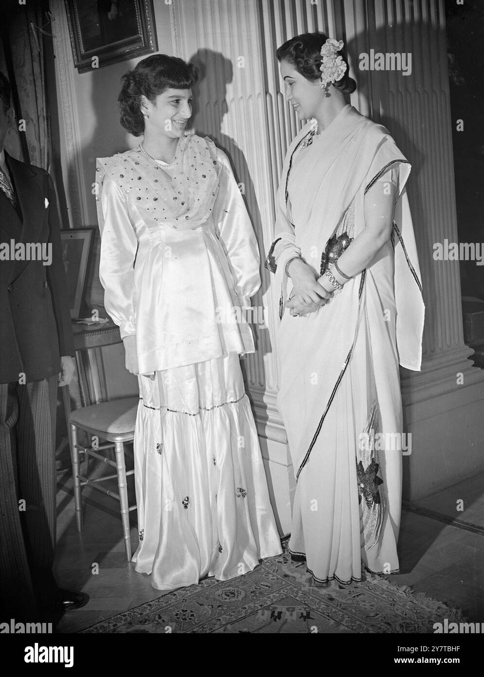 VESTITO PER IL NUOVO ANNO 2007 13 aprile 1950 drappeggi colorati e morbidi indossati da Miss Zeenat Rahimtoola, figlia dell'alto Commissario del Pakistan (a sinistra) e della sua hostess, la Rani Shanker, moglie dell'Ambasciatore nepalese a Londra, ad un ricevimento tenuto presso l'Ambasciata, Kensington Palace Gardens, per celebrare il Capodanno nepalese del 2007. Foto Stock