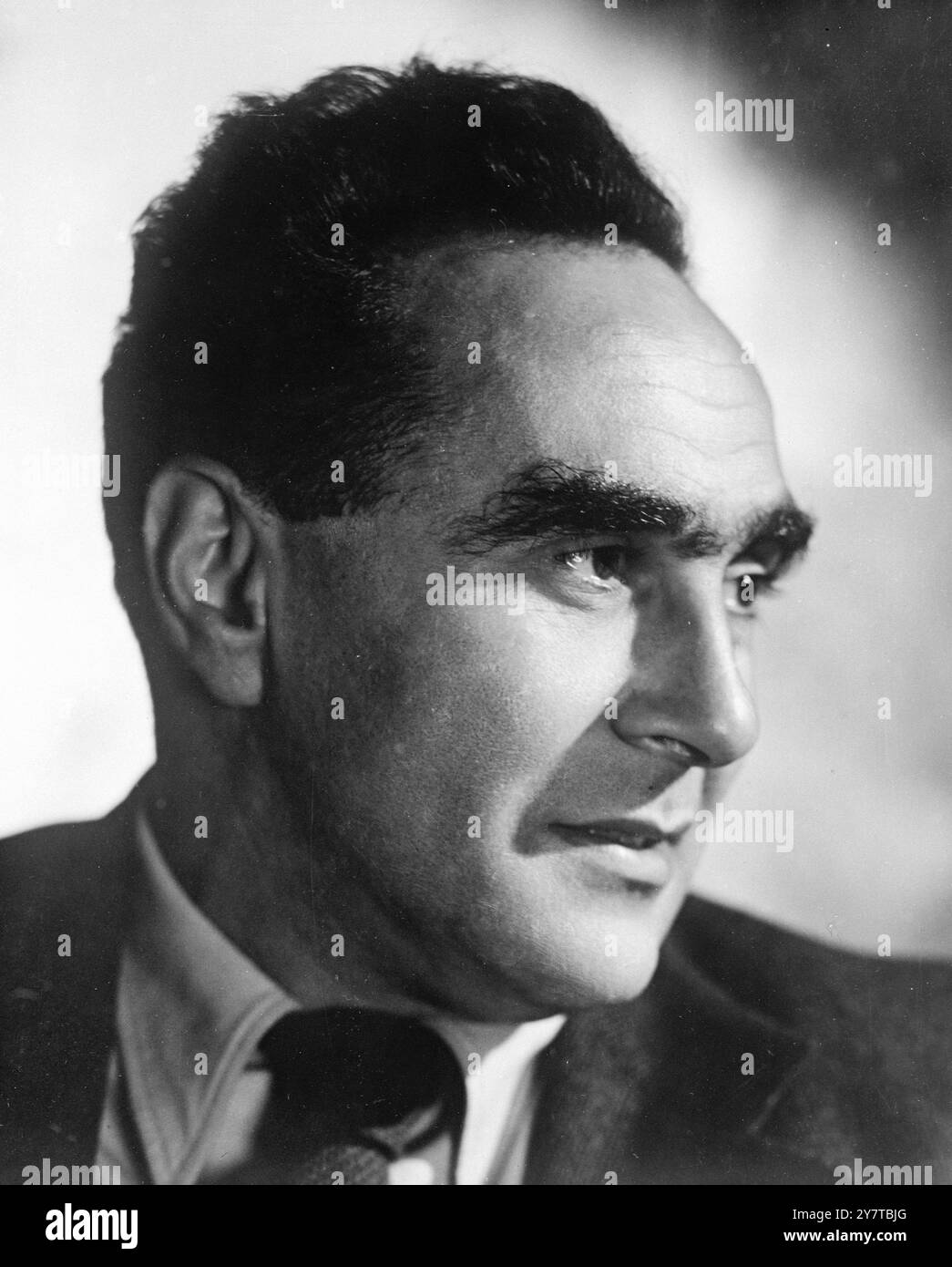 NUOVO CAPO DELLA RICERCA SUL CARBONE 13 aprile 1950 nella foto è il dottor Jacob Bronowski, recentemente nominato direttore del National Coal Board's Central Research Establishment a Stoke Orchard, vicino a cheltenham. In qualità di capo dello stabilimento, il dottor Bronowski supervisionerà la ricerca dei problemi sotterranei relativi all'estrazione mineraria, alla preparazione del carbone, ai prodotti, ai test meccanici ed elettrici. Il dottor Bronowski, 42 anni, è un matematico ed è ben noto come emittente televisiva su argomenti scientifici. Durante l'ultima era un membro della squadra di Sir Reginald Stradling presso il Ministero della sicurezza interna, istituito per studiare e predire Foto Stock