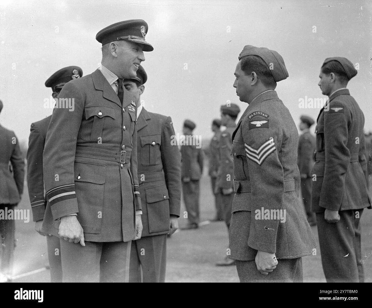 IL SERGENTE PAKISTANO INCONTRA IL SUO C IN C IN ENGLAND15 aprile 1950 il vice maresciallo dell'aria R L R Atcherley CBE, AFC, comandante in capo della Royal Pakistan Air Force, si ferma per una parola con il sergente Ahmed (di Lahore) durante la sua visita all'Air Service Training, Hamble, Hampshire, per ispezionare gli studenti pakistani. Foto Stock