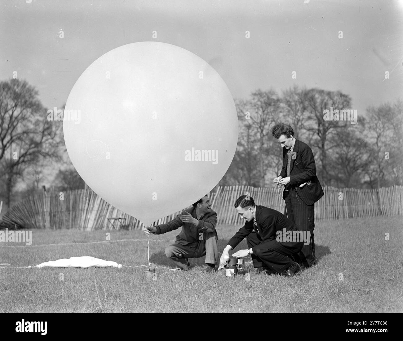 HA INCONTRATO IL PALLONE A HYDE PARK il 27 marzo 1950 Un pallone con un trasmettitore radio collegato (radiosonde), utilizzato per testare le condizioni meteorologiche a 30.000 metri sopra la terra, è stato rilasciato in vista degli spettatori riuniti a Hyde Park, Londra oggi (lunedì). Occasione faceva parte della celebrazione del 100 anniversario della Royal Meterological Society. Il dispositivo di sonda radio esegue il test dell'aria superiore e trasmette automaticamente i risultati a terra prima che il palloncino esaurito si sposti verso il basso. Nove stazioni in Gran Bretagna e navi in mare inviano un dispositivo di sonda radio più volte al giorno. I risultati consentono la compilazione di Foto Stock