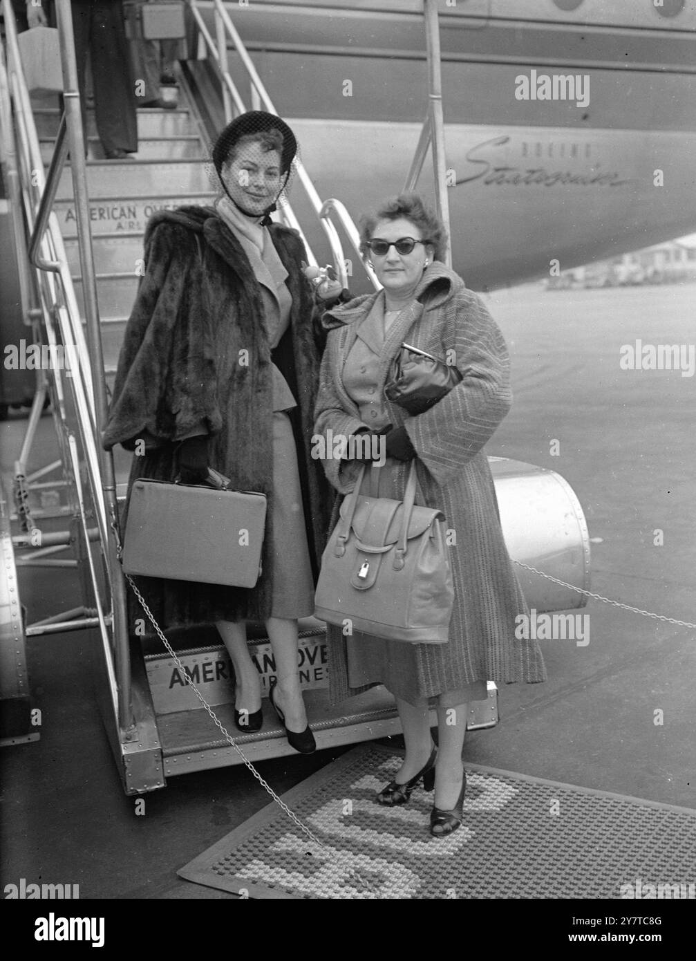 AVA GARDNER E LA SORELLA ARRIVE26 marzo 1950 attrice cinematografica Ava Gardner, indossando un mantello a tutta lunghezza in zibellino sopra un abito nero sartoriale, e con un cappello nero dal viso, raffigurato con sua sorella, Beatrice all'arrivo all'aeroporto di Londra da New York oggi (domenica). Ha portato con sé sei abiti, ma pensa che sarà troppo occupata per indossarli. Ava 27 anni ex moglie di Mickey Rooney e leader della band Artie Shaw è qui per recitare nel film "Pandora e l'olandese volante". Prima di lasciare New York, ci furono notizie che avrebbe sposato il crooner Frank Sinatra. Veleno Foto Stock