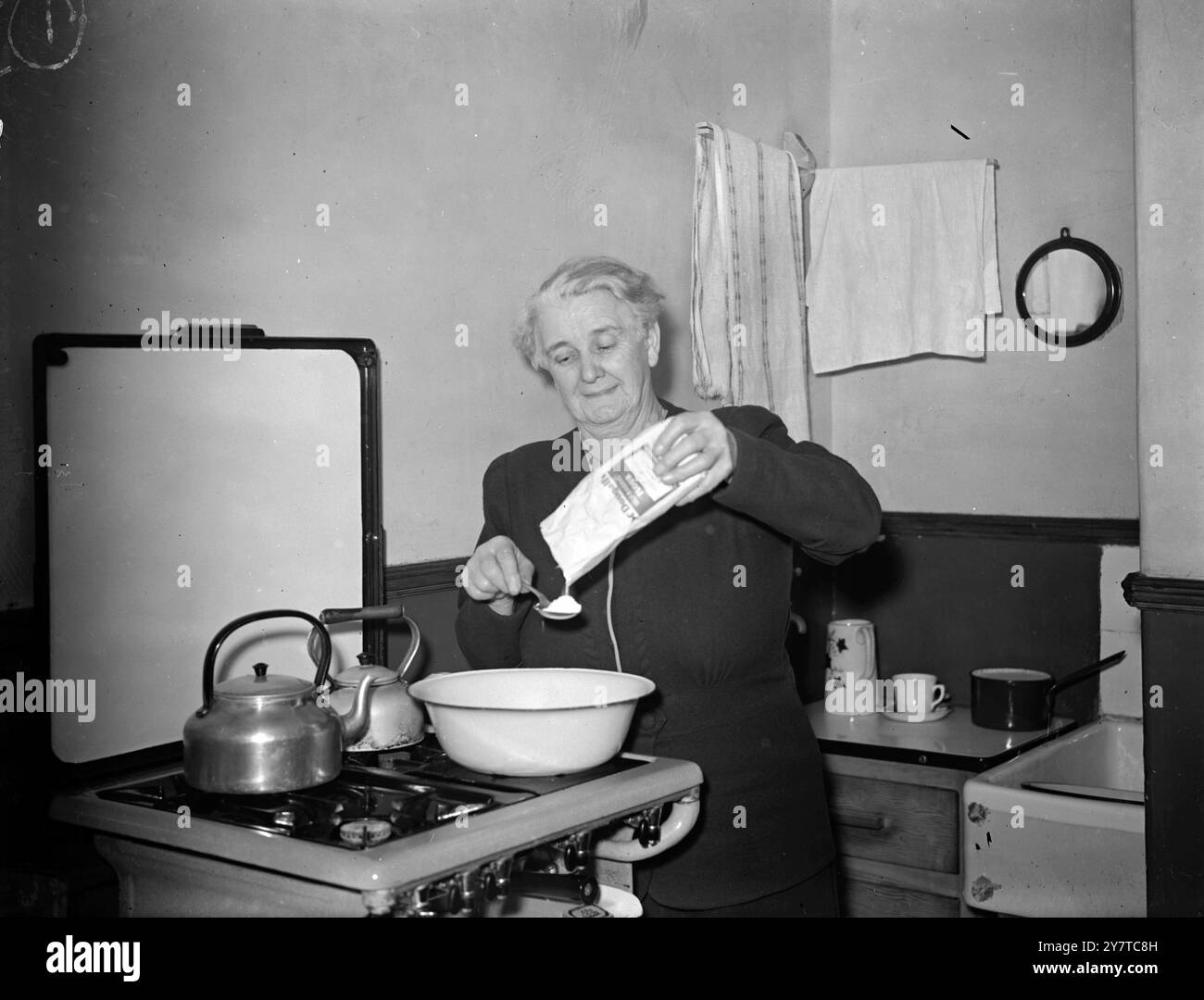 DALLA CUCINA AL SINDACO'S PARLOR29 marzo 1950 Housewife che sarà a casa nel salotto di questo sindaco tanto quanto nella sua cucina è Mrs Jacquette Marshall, una vedova che è stata scelta come prima donna di Plymouth Lord Mayor. La signora Marshall viene ritratta mentre cucina la cena a casa sua a Plymouth, dove vive da sola. È abituata a stabilire precedenti, venticinque anni fa è stata la prima donna a sedere nel Consiglio. Foto Stock
