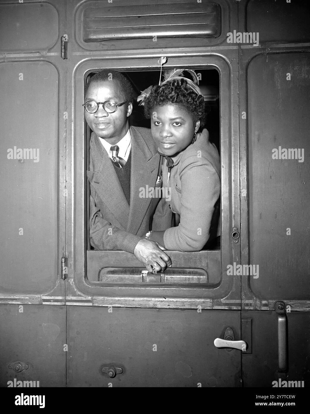 FIGLIO DI UN CAPO PORTA LA SPOSA A CASA IL SIGNOR . OKOI ARIKPO, figlio di 30 anni di un capo dell'Africa occidentale, e sua moglie ASI lasciano la stazione di Euston, Londra, a bordo del vaporetto 'Apapa' per la Nigeria. Cinque anni fa arrivarono a Britian sulla stessa nave - anche se poi si conoscevano solo leggermente . ARIKPO ha studiato antropologia e legge alla London University e sta tornando in Nigeria come primo antropologo africano qualificato a studiare le abitudini tribali e le usanze dei suoi connazionali . La signora Ariko ha studiato ostetricia a Dublino . Ha sposato Okoi a Londra lo scorso maggio e ora se ne va Foto Stock