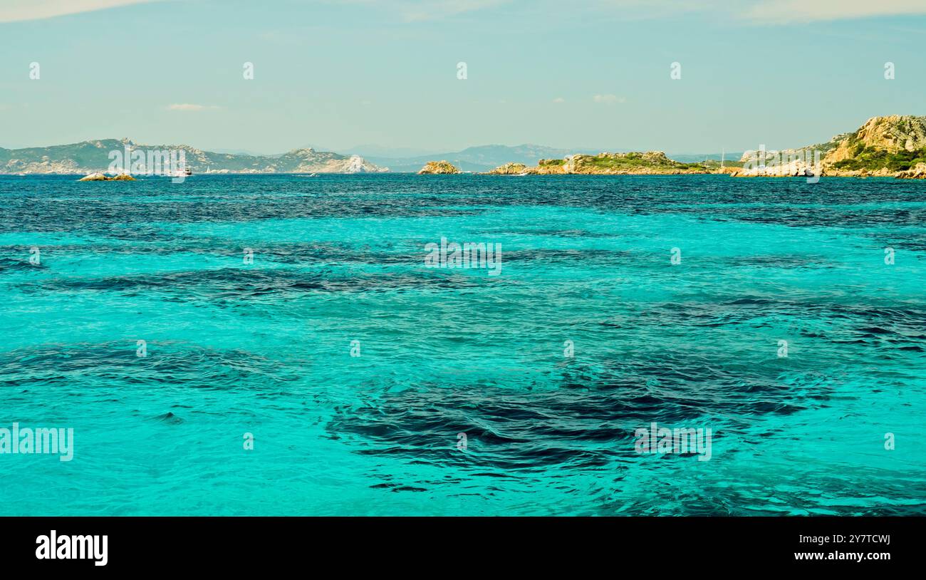 Le acque trasparenti di Cala Santa Maria sull'isola omonima. Arcipelago della Maddalena. Provincia di Sassari, Sardegna. Italia. Foto Stock