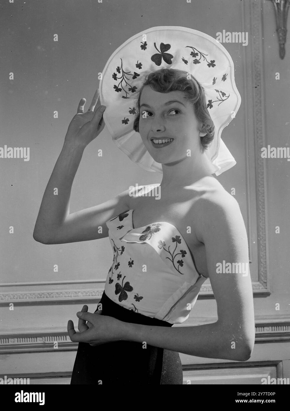 NOTA DI MODA PER ST . PATRICK'S DAY Charming colleen in Bettie Spurling's DAY il programma televisivo " Cotton into fashion " il giorno di San Patrizio (venerdì 17 marzo) è Molly Frith, diciottenne. Qui è raffigurata con indosso il top estivo ricamato e i cappelli "penny Farthing", disegnati da Paneth e ricamati ricamati con sbalzi, nei quali si troverà di fronte alle telecamere della BBC. 16 marzo 1950 Foto Stock