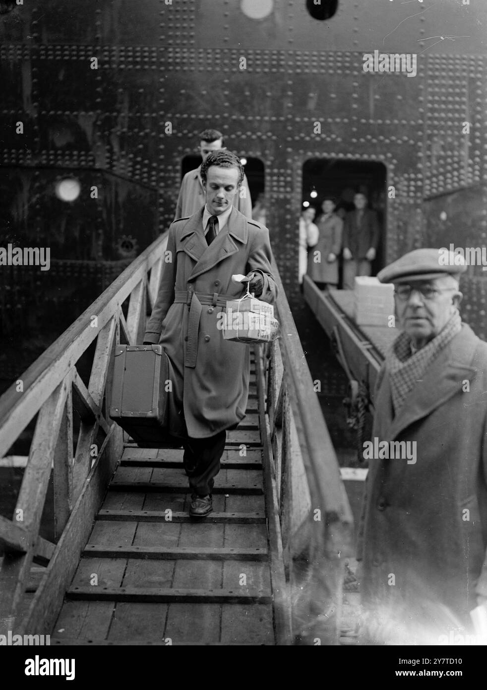 AFFRETTATI AL SUO MATRIMONIO - IL LINER STEWARD RITARDATO DA GALE prima di tutto dalla Cunard 'Queen Elizabeth' e in fretta di sbarcare c'è Francis Josh Dixon, uno steward , che si precipita al suo matrimonio alla chiesa di Corpus Christ, Boscombe, Hampshire. Dixon, un uomo di Bournemouth di 26 anni, fece arretrare il suo piano a causa della burrasca che ritardò di 36 ore l'attracco delle navi a Southampton. 18 marzo 1950 Foto Stock