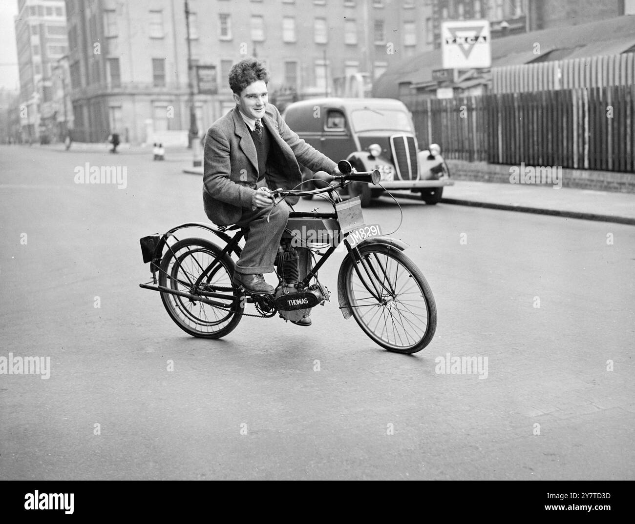 CONTINUA A VACILLARE DOPO 45 ANNI MR . J. H. Williams , un camionista di 23 anni , è arrivato a Londra da Kendal , Westmorland , con un motociclo Thomas del 1905 costruito negli Stati Uniti nel 200c. la macchina , chiamata Calamity Jane , sarà riddden dal signor . Williams in 38 miglia Pioneer Motor-cycle Run di domani da Tattenham Corner , Epsom ( Surrey) a Brighton (Sussex) . Saranno presenti 201 macchine veterane . L'IMMAGINE MOSTRA:- MR. J. H. WILLIAMS cavalca ' Calamity Jane ' fuori dalla stazione di Euston . 18 marzo 1950 Foto Stock