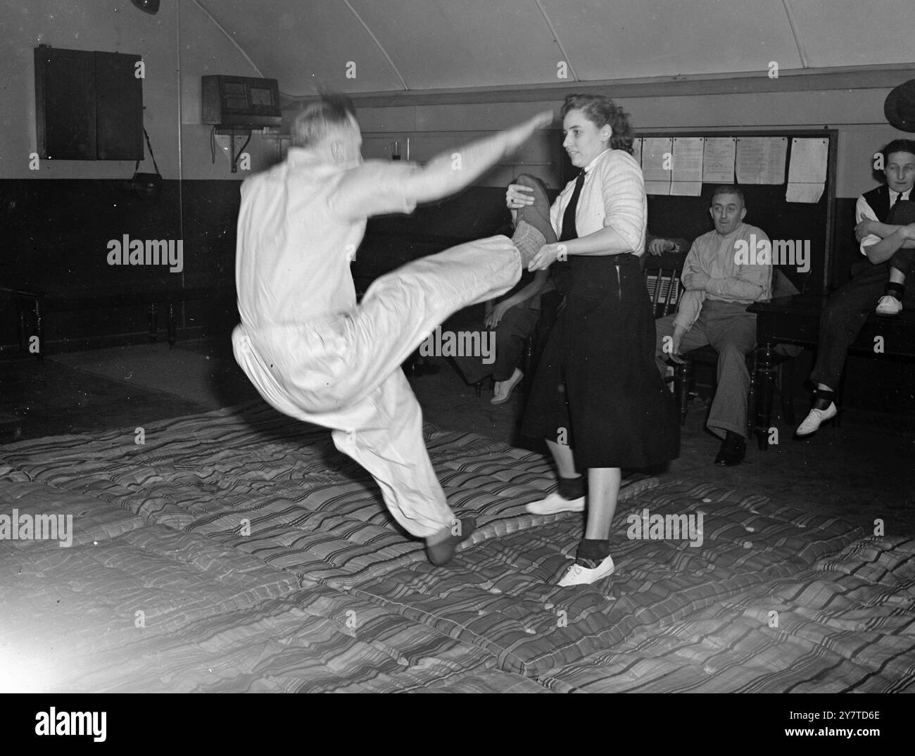 RAGAZZE NERE E BLU. E' dura per il poliziotto Harold Brown, ma sara' ancora piu' dura per insospettabili criminali che affrontano la abile Doreen Reeder, poliziotta ventitreenne di Sheffield, che getta ordinatamente i suoi colleghi al materasso del club di atletica, Waterloo Station, Londra. Doreen, ora di stanza a Waterloo, è uno dei quaranta uomini e donne della polizia ferroviaria che ora imparano Ju-Jitsu. Ora chiamano le donne della polizia le ragazze "nere e blu", perché pensano che le lottatrici siano dure, più violente degli uomini, e distribuiscano più lividi. P.C.Brown, della polizia metropolitana, Hornsey, Foto Stock