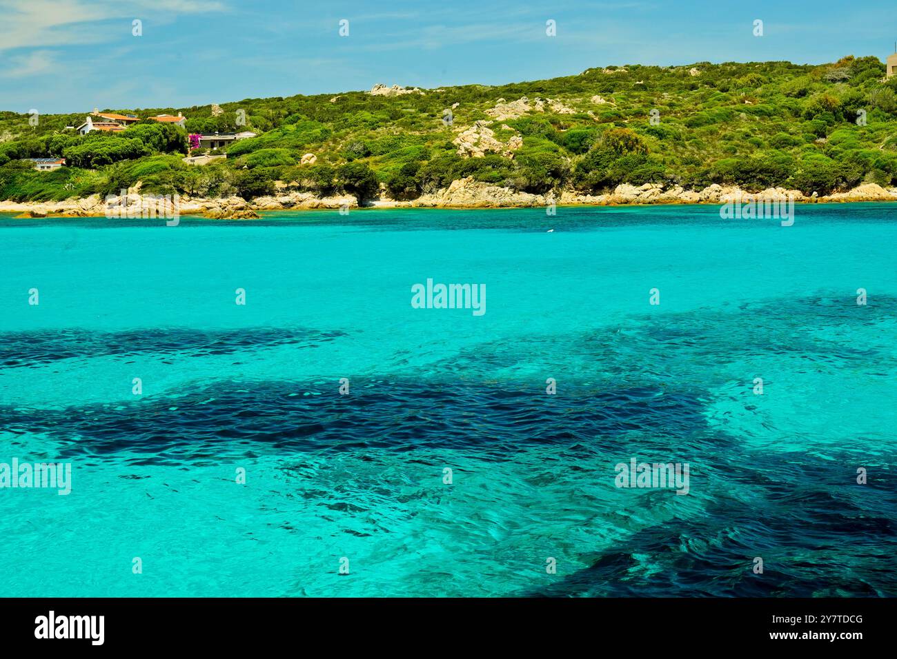 Le acque trasparenti di Cala Santa Maria sull'isola omonima. Arcipelago della Maddalena. Provincia di Sassari, Sardegna. Italia. Foto Stock