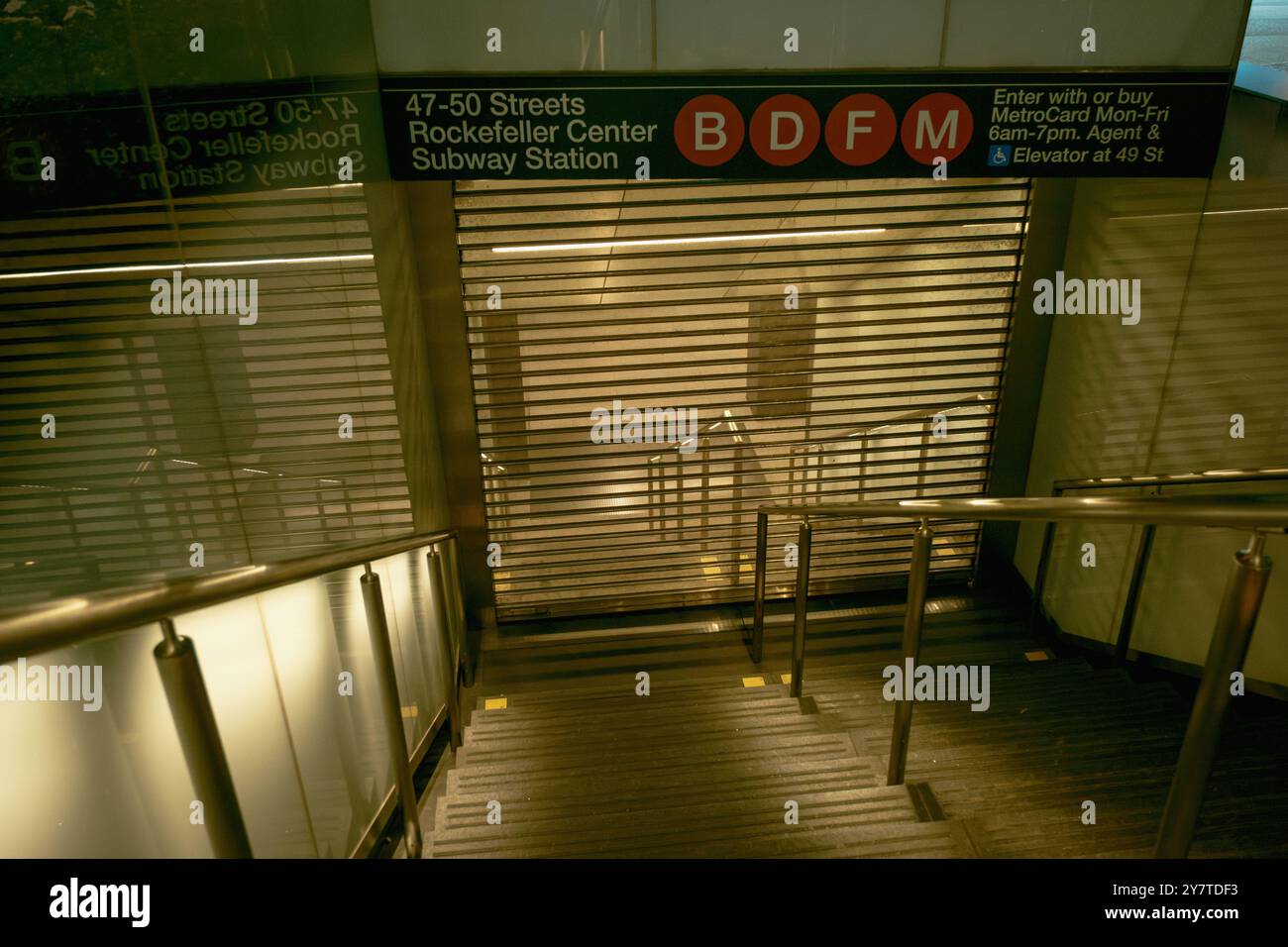 Ingresso della metropolitana al Rockefeller Center, Manhattan, New York Foto Stock