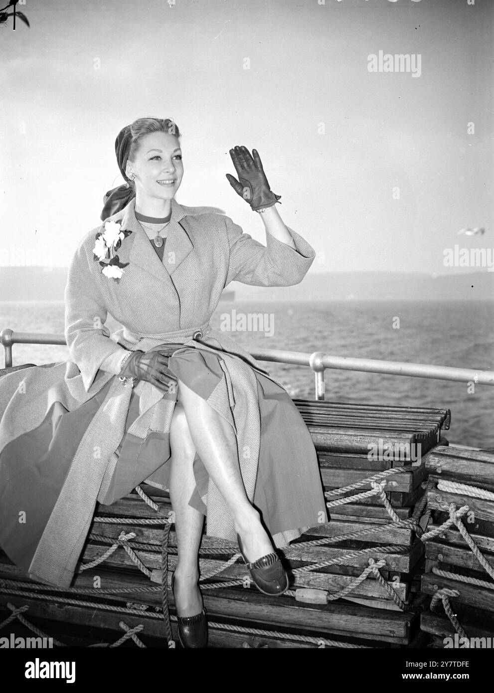 BELITA QUI PER LA PANTOMIMA di GHIACCIO BELITA , protagonista di film, pattinaggio su ghiaccio e balletto, nella foto di Plymouth oggi al suo arrivo da New York nel transatlantico francese Ile de France . Deve soddisfare la sua ambizione d'infanzia di interpretare Robin Hood in pantomima apparendo come Robin in Babes in the Woods on Ice - pantomima di ghiaccio natalizio alla Empress Hall di Londra. Belita nella vita privata la signora Joel McGinnis è nata a Nether Wallop, Hampshire. 7 novembre 1950 Foto Stock