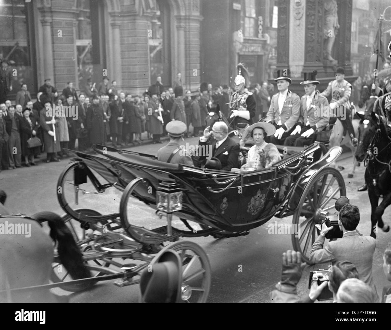 IL PRESIDENTE E LA MOGLIE ENTRANO IN CITTÀ IN PROCESSIONE il presidente francese, M.. Vincent Auriol e MME. Auriol in processione da Buckingham Palace alla Guildhall, città. Lì, il presidente (durante una visita di stato di tre giorni a Londra) ricevette indirizzi e, con sua moglie, fu ospite del Lord Mayor di Londra Sir Frederick Rowland, a pranzo. M e MME. Auriol fu accompagnato lungo la via processionale decorata con la dovuta eleganza da sovrani scorta, con standard, della cavalleria domestica. LE IMMAGINI MOSTRANO:- il presidente Auriol e sua moglie entrarono in città al Temple Bar sulla strada per la Guildhall . 7 Marc Foto Stock