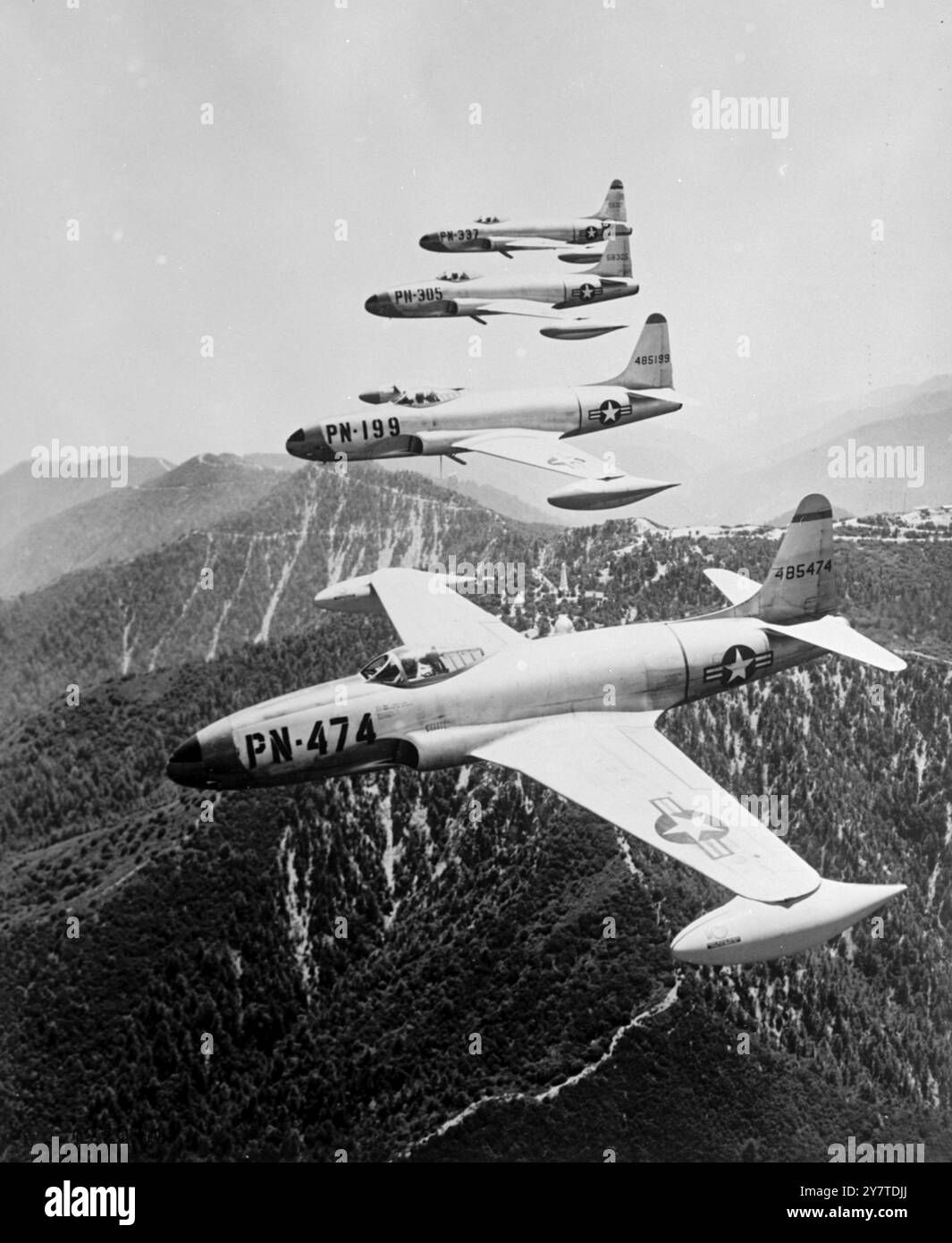 FIGHTING FOUR pronto per l'azione a 600 miglia all'ora mentre si tratta della formazione di Lockheed F-80 Shooting Stars, tipo di caccia a reazione standard della United States Air Force. F-80 e RF-80 fotografici dell'aeronautica degli Stati Uniti avevano appena preso parte all' esercitazione Sweet Briar, grande esercitazione di guerra di metà inverno in cui Stati Uniti e Canada si combinarono per inviare 5.000 uomini e 100 aerei nell'Alaska sub-artica per respingere un' invasione aerea a una temperatura di 40° sotto lo zero, in tempeste di neve e venti ghiacciati, i caccia erano immediatamente disponibili per intercettazione o per coprire operazioni terrestri, marittime o aeree Foto Stock