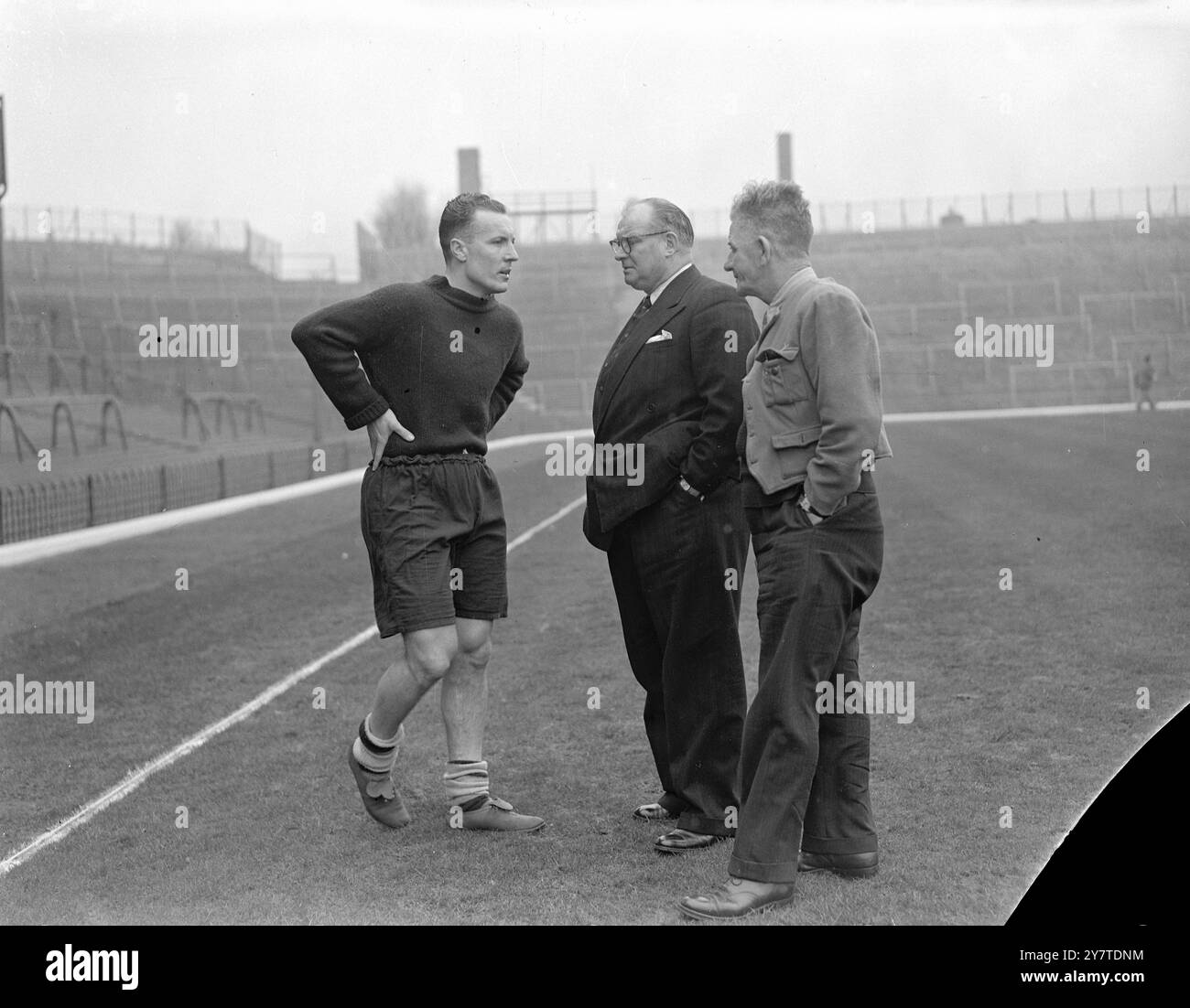 DON ROPER SUPERA IL TEST DI FITNESS - GIOCHERÀ NELLA COPPA DI DOMANI Don Roper , il centro-attaccante dell'Arsenal ha superato un test di fitness a Highbury , Londra , e si prevede che domani GIOCHERÀ contro il Leeds United nel sesto round della competizione F.A. Cup . Roper è tornato in squadra la settimana scorsa dopo due mesi di assenza a causa di un infortunio alla coscia. Da allora ha ricevuto cure per un infortunio all'altra coscia. Roper era l'unico giocatore dubbio dell'Arsenal per la partita di domani. LE IMMAGINI MOSTRANO:- DON ROPER (a sinistra) che parla con il manager degli Arseanal TOM WHITAKER (al centro) e con l'allenatore BILLY MILNE durante la t Foto Stock