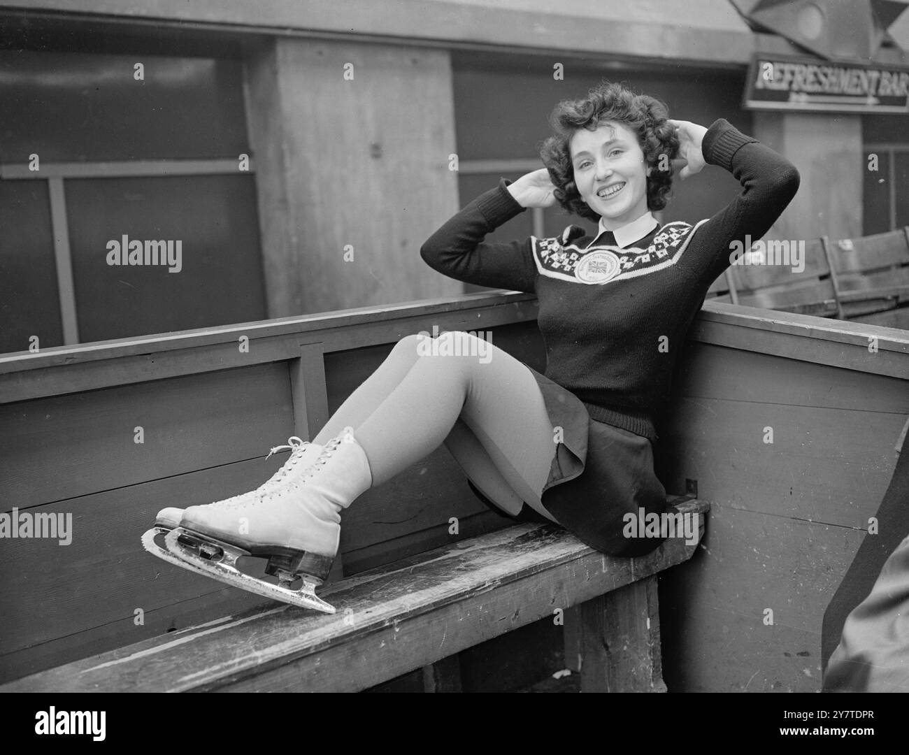 JULIE FA SEDERE QUESTA QUI FUORI per la danza del ghiaccio, la signora britannica Julie Barratt non e' un "fiore di parati", ma ha deciso di sedersi e riposarsi dopo un faticoso allenamento finale a Wembley, Londra, Empire Paul in preparazione al Campionato mondiale di pattinaggio artistico che si aprira' domani. Con il signor R.. William Barratts, Julie sta gareggiando nella sezione internazionale di danza del ghiaccio dei Campionati. 4 marzo 1950 Foto Stock