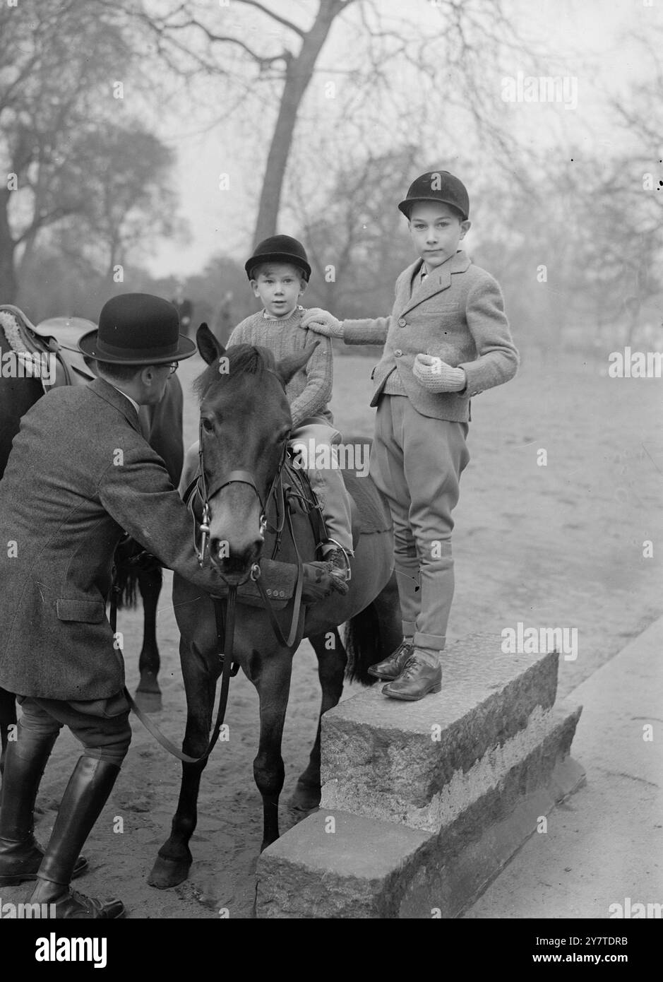 I PRINCIPI HANNO Una LEZIONE DI EQUITAZIONE NEL PARCO tra i giovani alunni di equitazione da vedere in fila marcio, Hyde Park, Londra, Principe William, 8 anni, e il principe Richard, di 5 anni, figli del duca e della duchessa di Gloucester. Le loro apparizioni a cavallo di un pony in the Row, che è iniziato solo di recente, sono le prime in pubblico come cavalieri, anche se in precedenza avevano avuto istruzioni a cavallo sulla tenuta del Duca a Barnwell. I principi sono allievi della scuola di equitazione Cadogan, dove tutti i bambini reali hanno imparato a cavalcare. Il re e la principessa Elisabetta sono tra gli ex allievi. L'IMMAGINE MOSTRA:- PRI Foto Stock