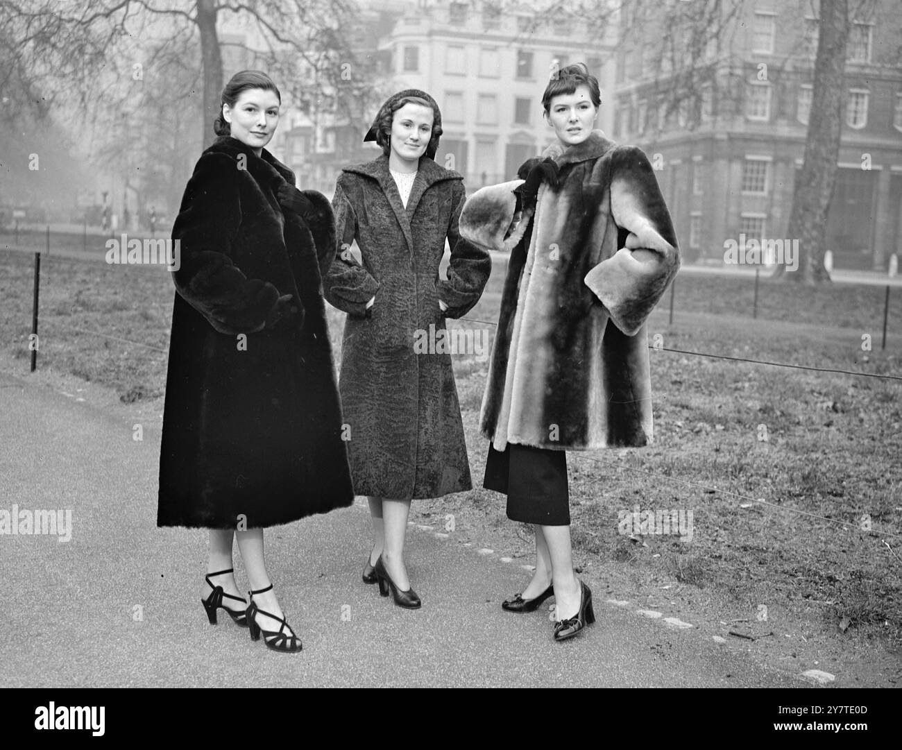 Cappotto a figura intera Foto e Immagini Stock in Bianco e Nero Alamy