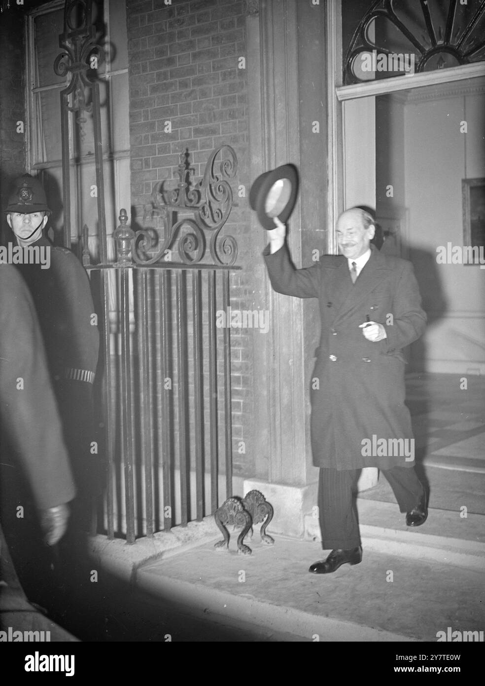 SIG. ATTLEE VA A VEDERE IL RE il signor Clement Attlee , il primo ministro, che sventolava il cappello alla folla di Downing Street, Londra, mentre questa sera lasciava il numero 10 per essere ricevuto in udienza dal re a Buckingham Palace. Ci si aspettava che il signor Attlee avrebbe presentato una lista dei ministri nel suo gabinetto ricostruito dopo le elezioni generali per l'approvazione del re. 27 febbraio 1950 Foto Stock