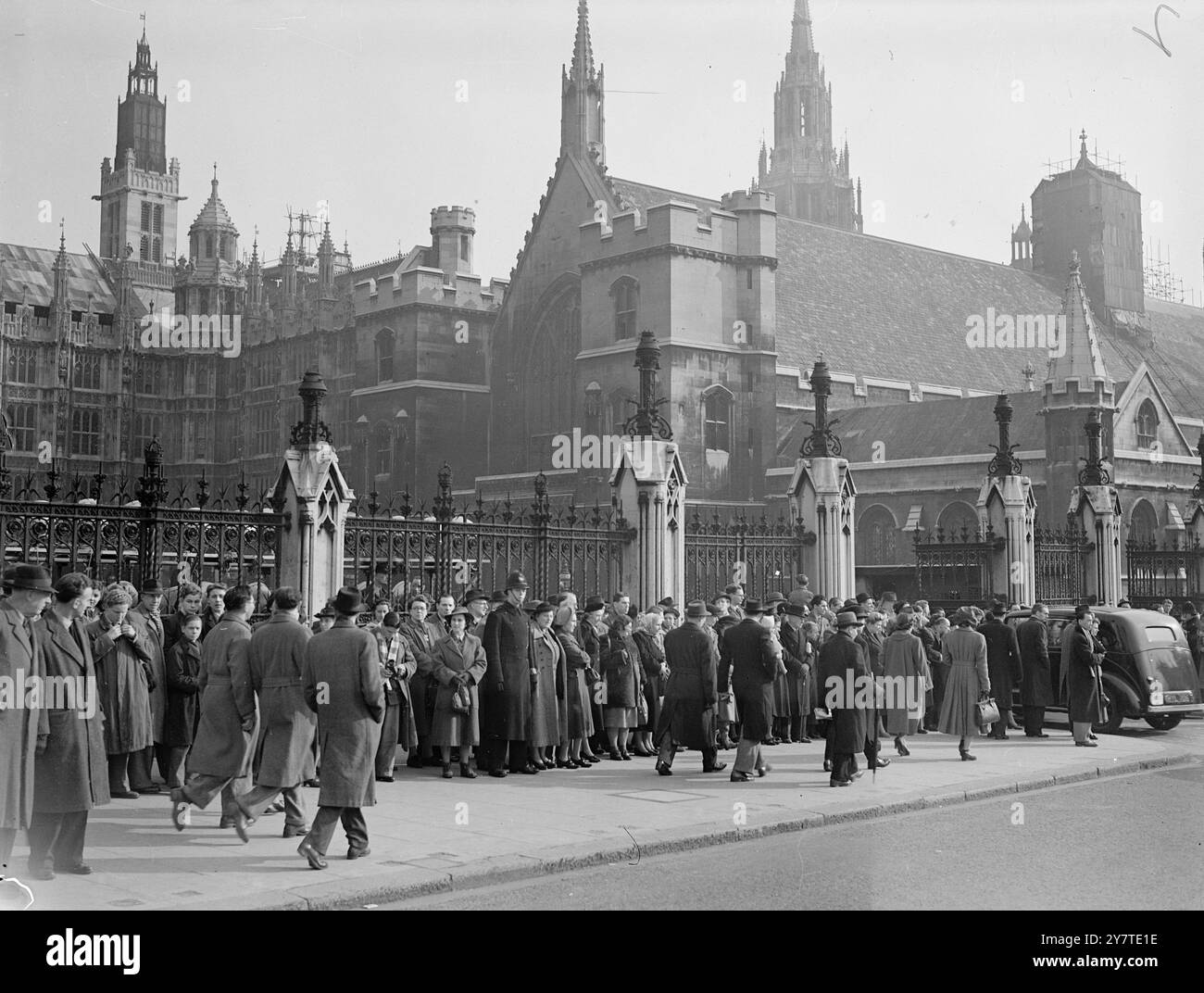 LA FOLLA GUARDA IL NUOVO M.. Il PS RIUNISCE gli astanti fuori dalle camere del Parlamento osservando i membri che arrivano oggi per la riunificazione del Parlamento dopo le elezioni generali. Marzo 1950 Foto Stock