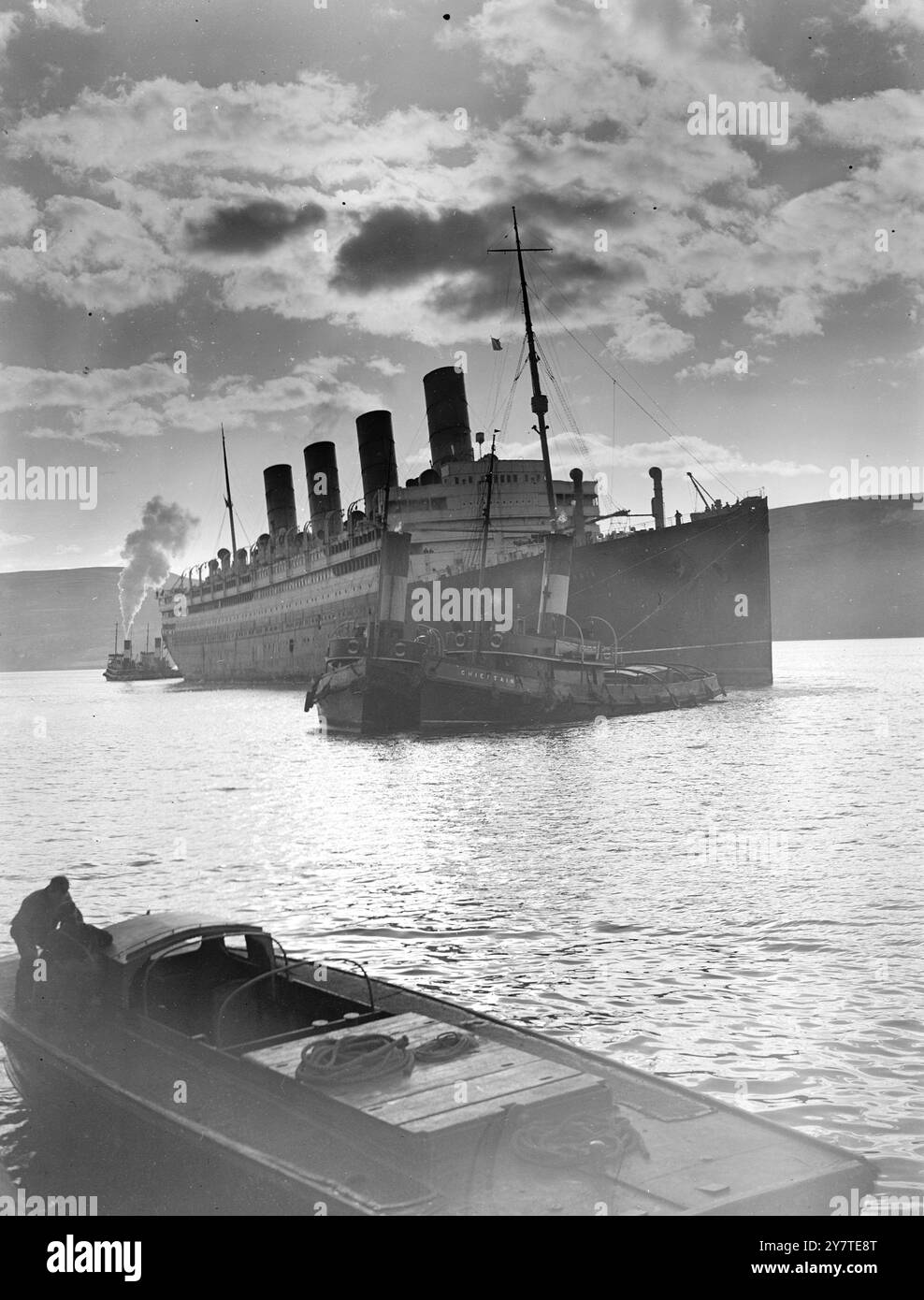 TRAMONTO E STELLA DELLA SERA - È ADDIO ALLA "VECCHIA SIGNORA" 22 febbraio 1950 morta in orario, la veterana di linea "Aquitania" ha completato il suo 443 e ultimo viaggio quando è arrivata al porto militare segreto in tempo di guerra di Faslane, sul Gareloch, in Scozia, dove sarà demolita. Lungo tutta la costa e dalle rive del Clyde, il suo luogo di nascita, la Cunarder da 44.786 tonnellate fu salutata da gruppi di osservatori. "Aquitania" stimata per aver percorso più di tre milioni di miglia e trasportato più di un milione di passeggeri durante la sua carriera di pace e in tempo di guerra, produrrà circa 36.000 tonnellate di sc Foto Stock