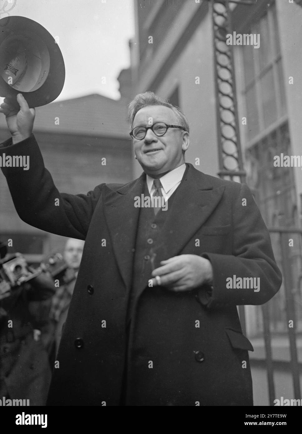 ANCORA SORRIDENTE Cabinet Minsters si è recato alle 10 di Downing Street per conferire con il Premier Clement Attlee la situazione derivante dalla stretta maggioranza del governo derivante dalle elezioni generali . C'erano folle a Downing Street per assistere all'arrivo dei ministri. L'IMMAGINE MOSTRA:- MR. HERBERT MORRISON , ancora felice nonostante la maggioranza fortemente ridotta del suo partito , ondeggia allegramente il suo cappello alla folla mentre arriva per l' incontro . 24 febbraio 1950 Foto Stock