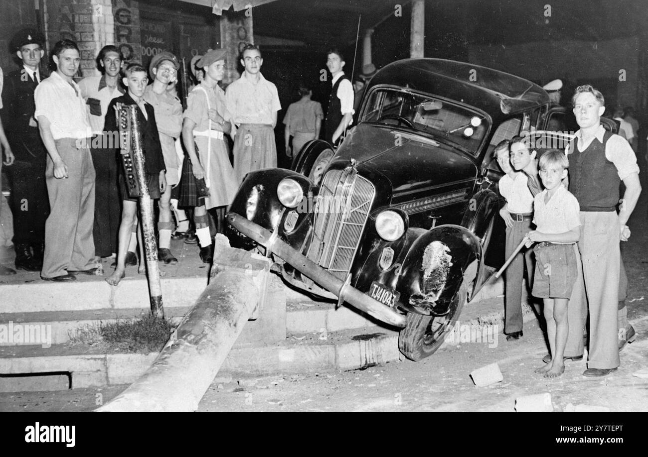 SCENA DI SOMMOSSE IN SUD AFRICA 18 febbraio 1950 Una scena della township africana di Newclare, alla periferia di Johannesburg, dove polizia e africani si scambiarono colpi durante un'ondata di violenza interrazziale. L'immagine mostra un'automobile distrutta in un pilastro di fronte a un negozio. Gli europei che si sono riuniti per esaminare i danni sono stati lapidati dai rivoltosi poco dopo che è stata scattata questa foto. Gli spari della polizia hanno disperso i rivoltosi. Foto Stock