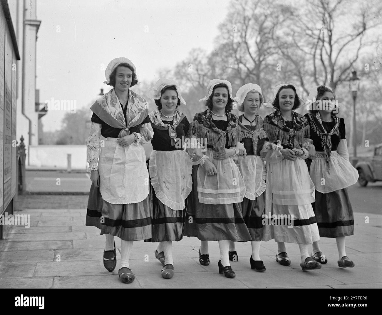 A LONDON RE UNION STASERA - 18 febbraio 1950 - sei ragazze belghe di un gruppo di sessanta persone di Ostenda, mostrate oggi alla Royal Albert Hall di Londra. Le ragazze che indossano i loro costumi nazionali, parteciperanno all'intrattenimento presso la riunione della Polytechnic Touring Association nella Hall di stasera. Cantano canzoni popolari e ballano danze tradizionali belghe. Foto Stock