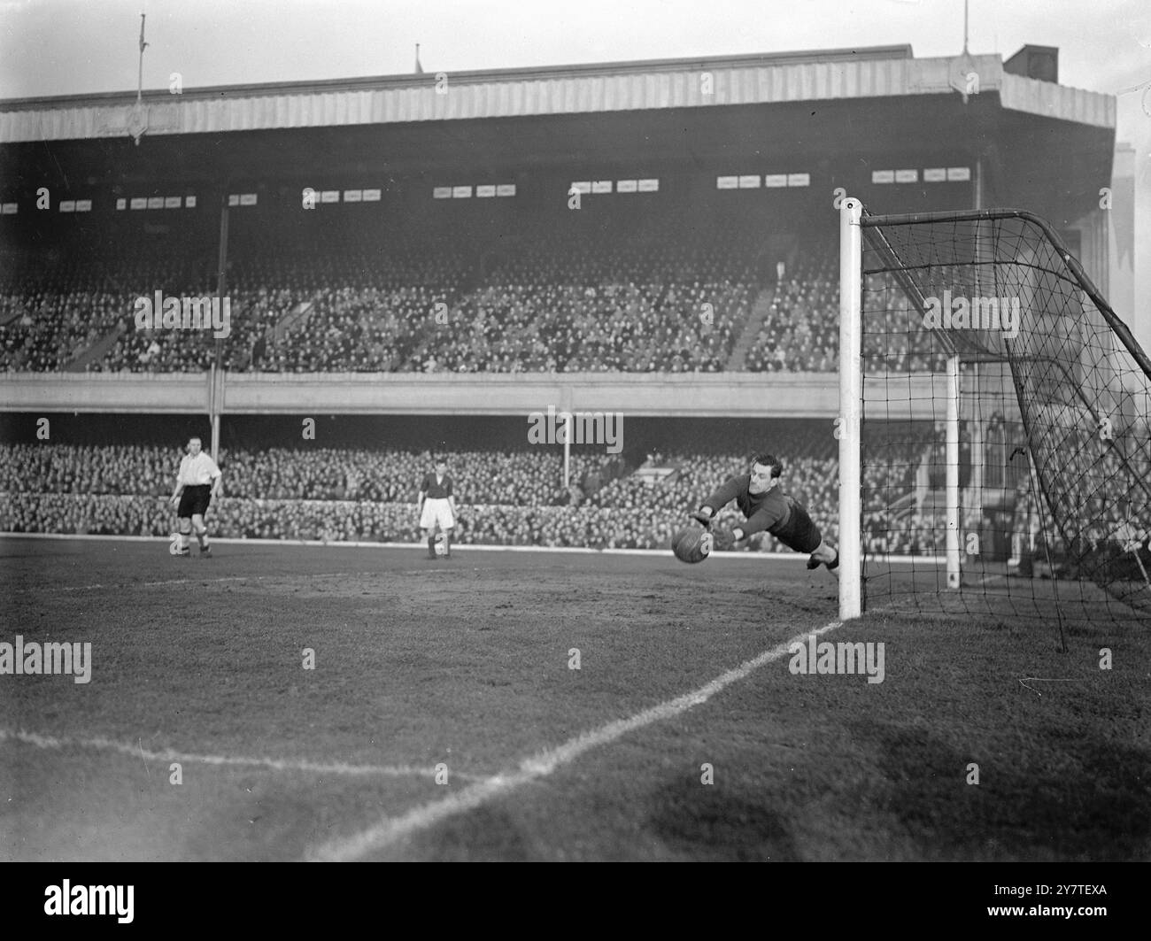 Il portiere SWINDIN ESTESO dell'Arsenal GEORGE SWINDIN salta a tutta lunghezza durante il quinto round di F.A.Cup contro il Burnley a Highbury, Londra, oggi. 11 febbraio 1950 Foto Stock