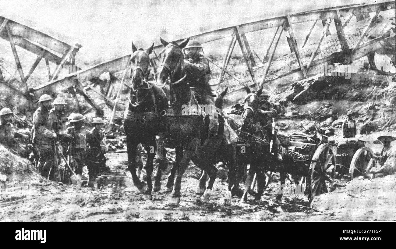 L'attraversamento del Canal du Nord: L'artiglieria britannica passa davanti a un ponte distrutto, Francia. Ottobre 1918 Foto Stock