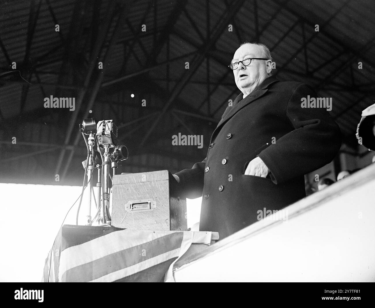 CHURCHILL PARLA AL 50.000 DI CARDIFF OGGI Adressing la più grande folla riunita per ascoltare qualsiasi candidato alle elezioni generali finora è il signor . WINSTON CHURCHILL , mostrato qui al microfono nel campo da calcio di Ninian Park , Cardiff , . Il pubblico del signor Churchill era di quasi 50.000 persone. 8 febbraio 1950 Foto Stock
